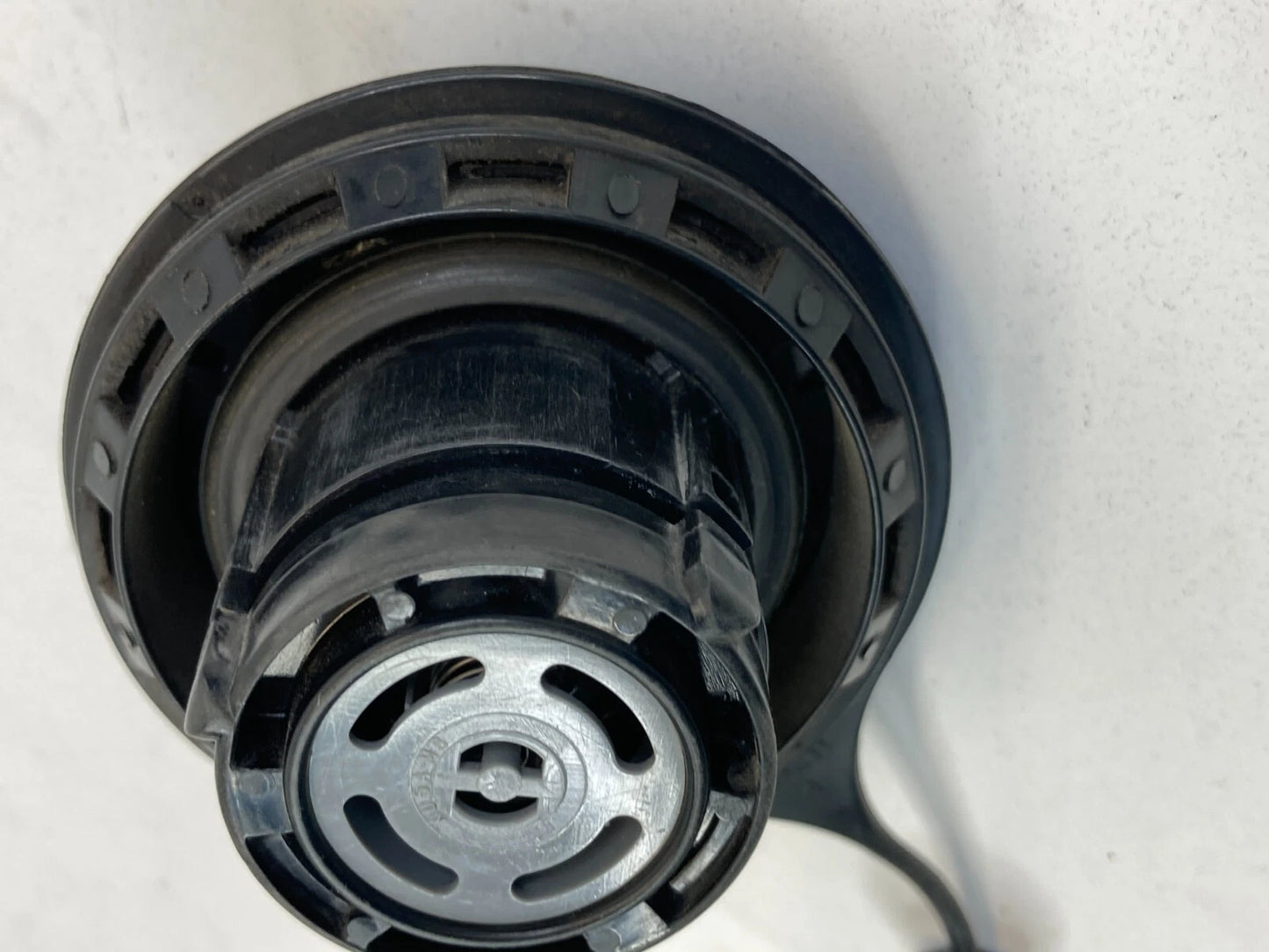 98-04 LINCOLN NAVIGATOR 97-04 FORD EXPEDITION FUEL FILLER TANK GAS LID COVER CAP