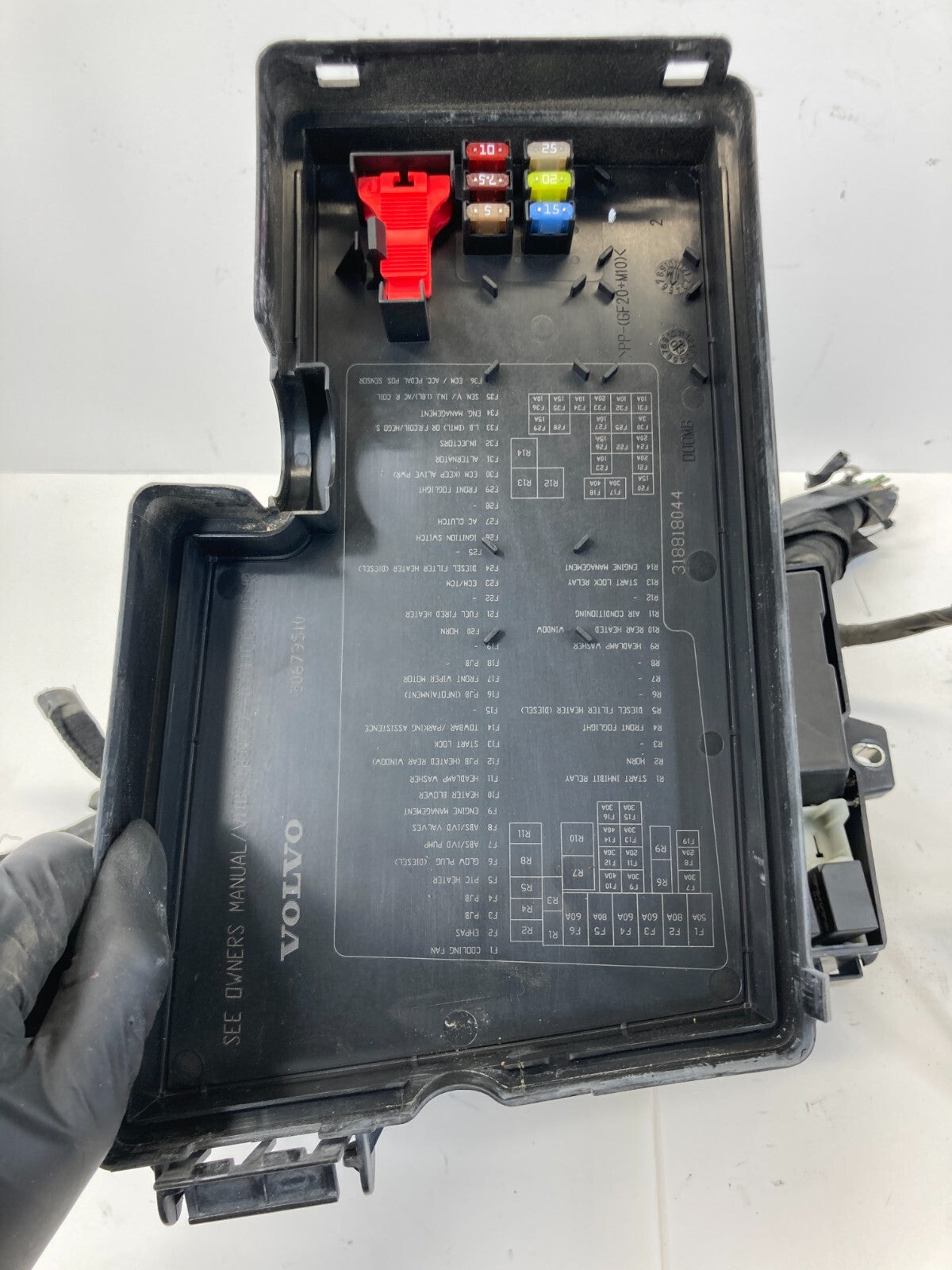 2004-2011 Volvo S40 2.4L Engine Fuse Relay Box Compartment 8688040 OEM