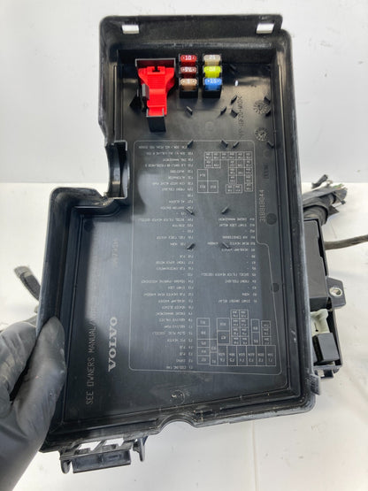 2004-2011 Volvo S40 2.4L Engine Fuse Relay Box Compartment 8688040 OEM