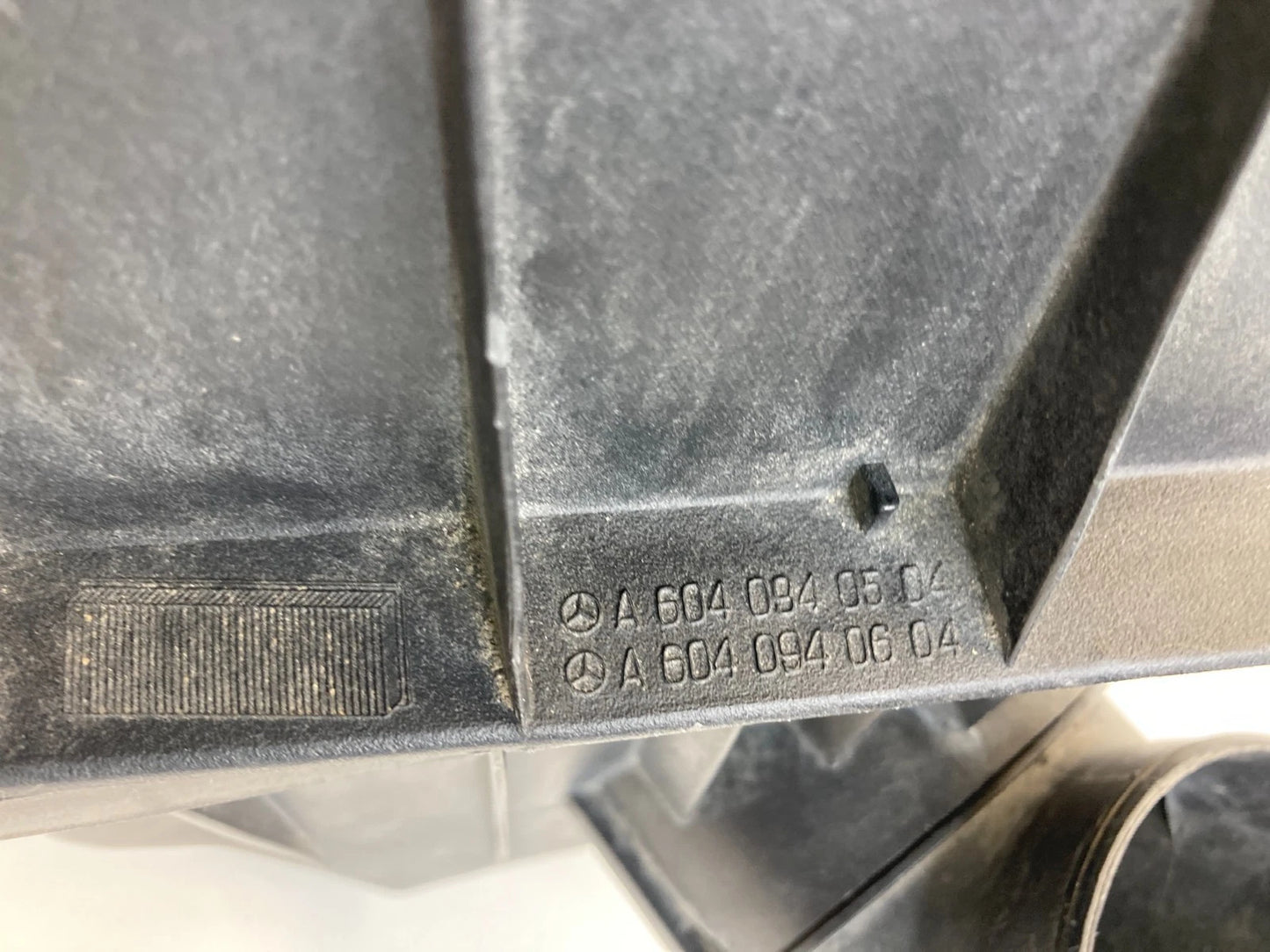 98-02 MERCEDES-BENZ E430 4.3L AIR CLEANER INTAKE FILTER BOX ASSY A604-094-05-04