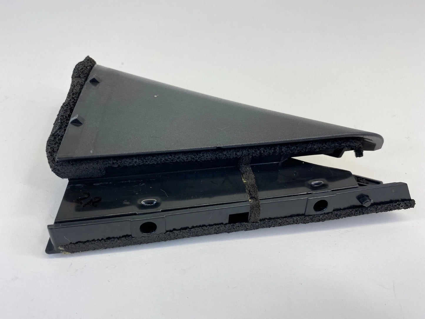 2008-2013 NISSAN ROGUE REAR RIGHT DOOR INNER CORNER WINDOW GLASS COVER CHANNEL