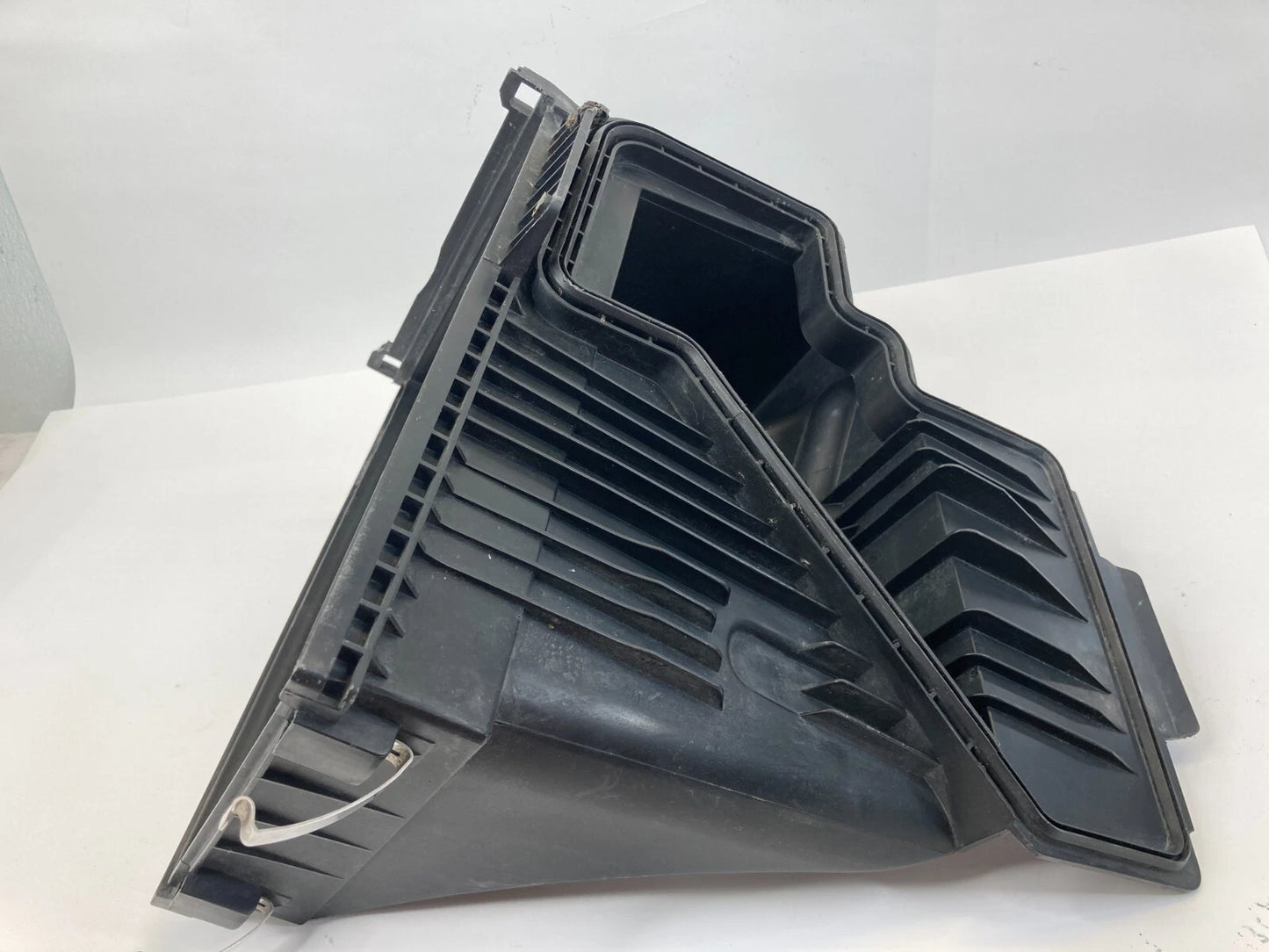 2002-2005 BMW 745i 4.4L V8 AIR CLEANER FILTER BOX LOWER COVER OEM 13717531864