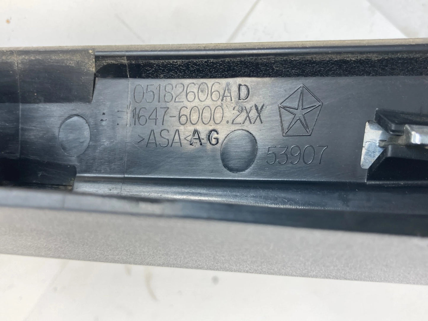 2011-2014 CHRYSLER 200 REAR TRUNK CHROME MOULDING W/ LICENSE LAMP 05182606AD OEM