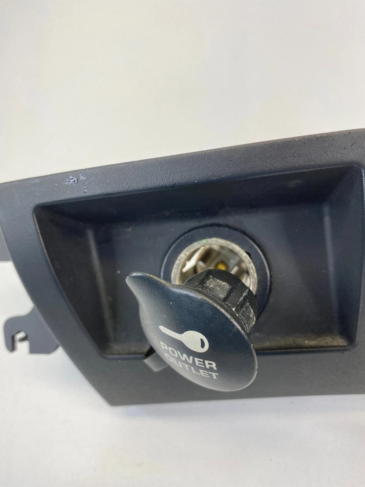2004-2008 CHRYSLER PACIFICA FRONT CENTER DASH PANEL DUAL POWER OUTLET ASSEMBLY