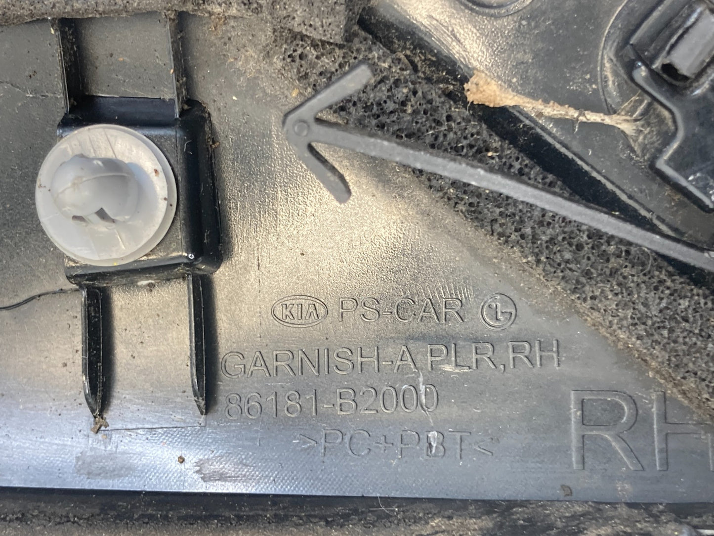 2014-2019 Kia Soul Front Right Side Windshield Molding 86181-B2000 OEM