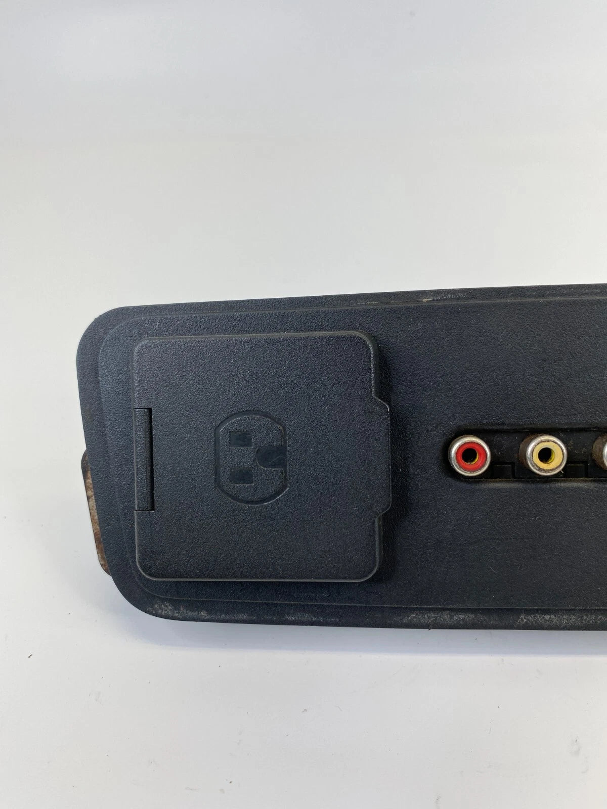 09 10 CHEVROLET TRAVERSE REAR CONSOLE AUDIO VIDEO IMPUT PLUG POWER POWER PORT