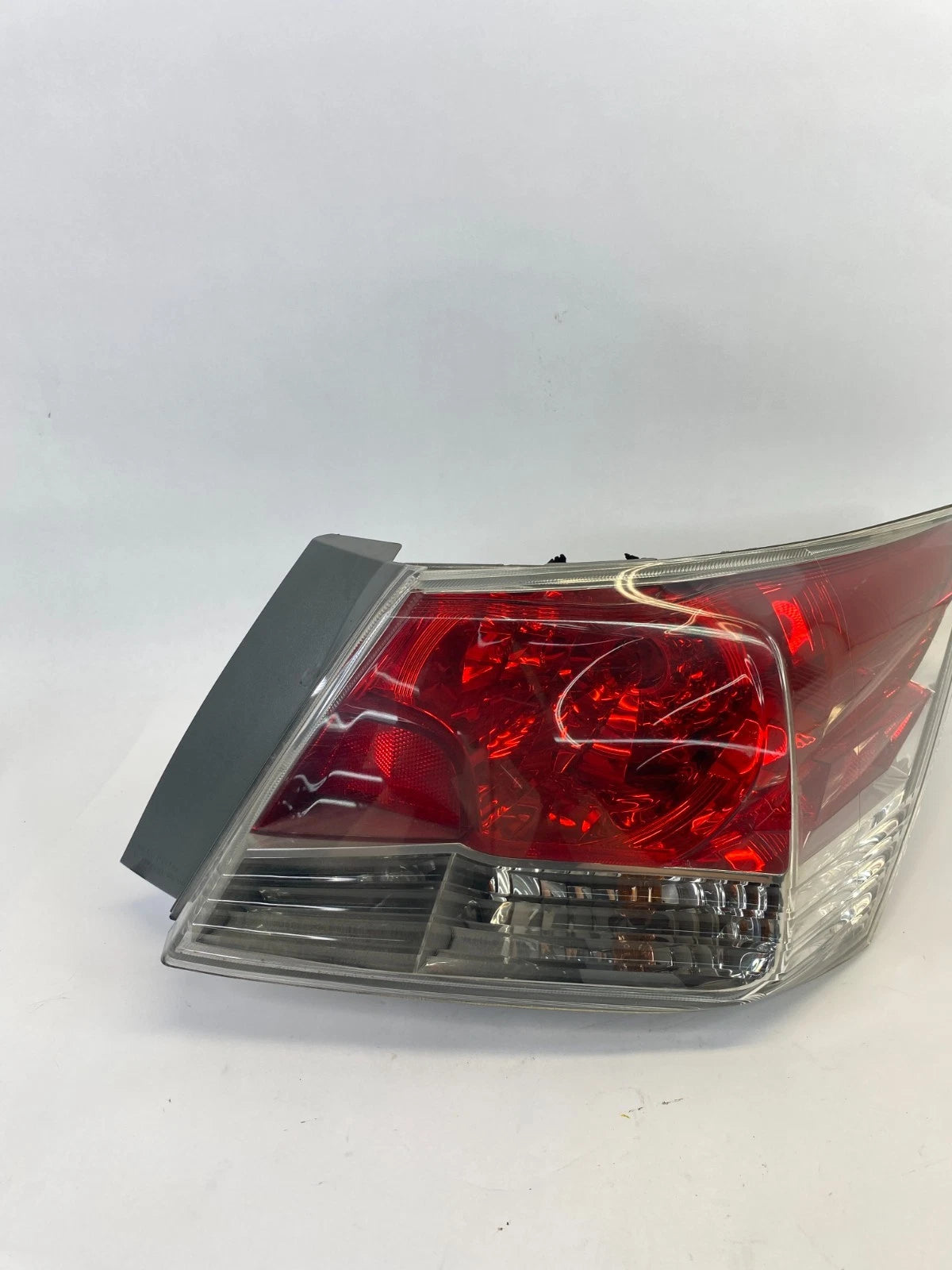 2008-2012 HONDA ACCORD SEDAN RIGHT PASSENGER TAIL LIGHT TAILLIGHT TAIL LAMP OEM