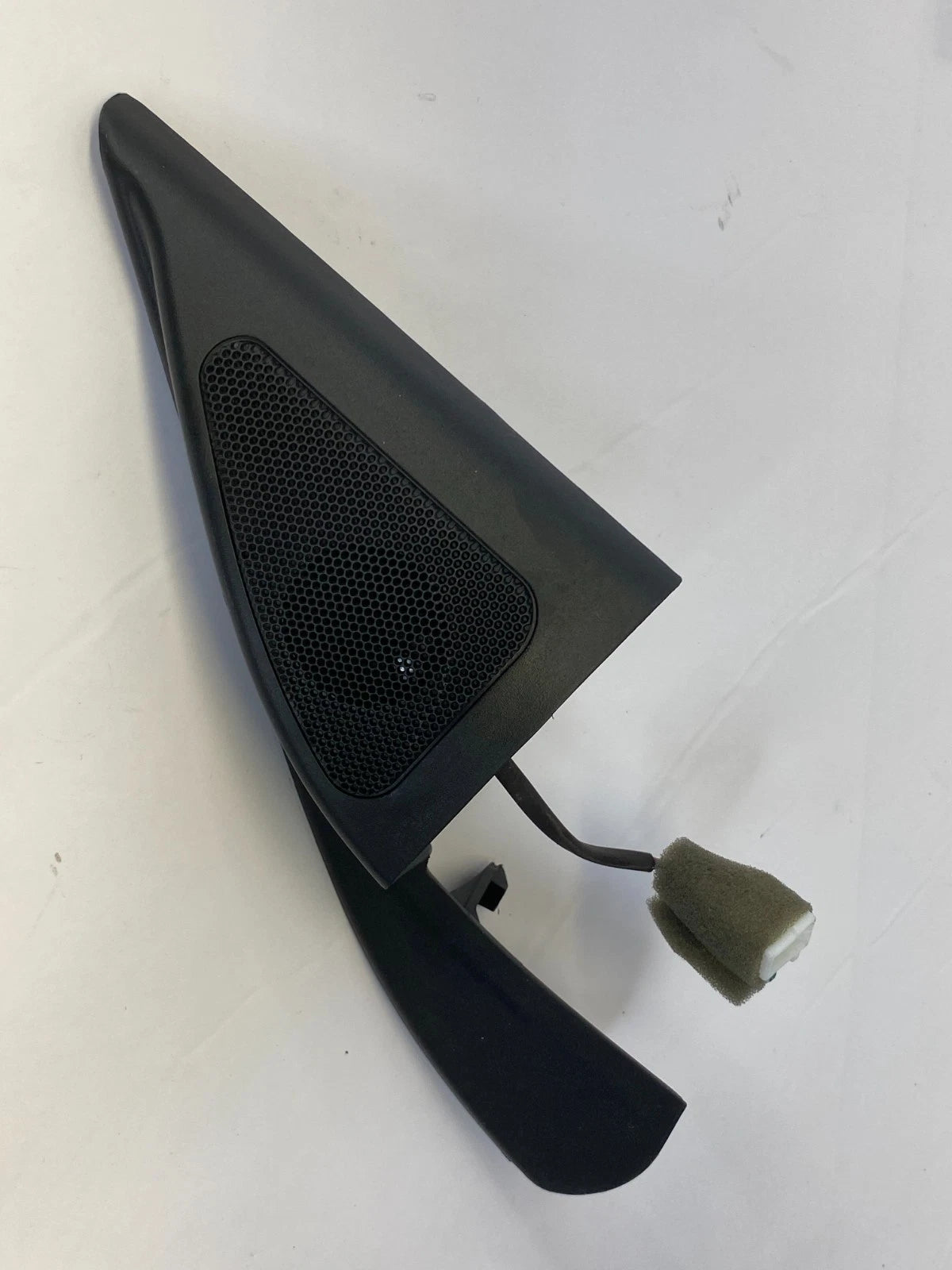 2009-2015 KIA SORENTO FRONT RIGHT INNER DOOR QUADRANT COVER CORNER W SPEAKER OEM