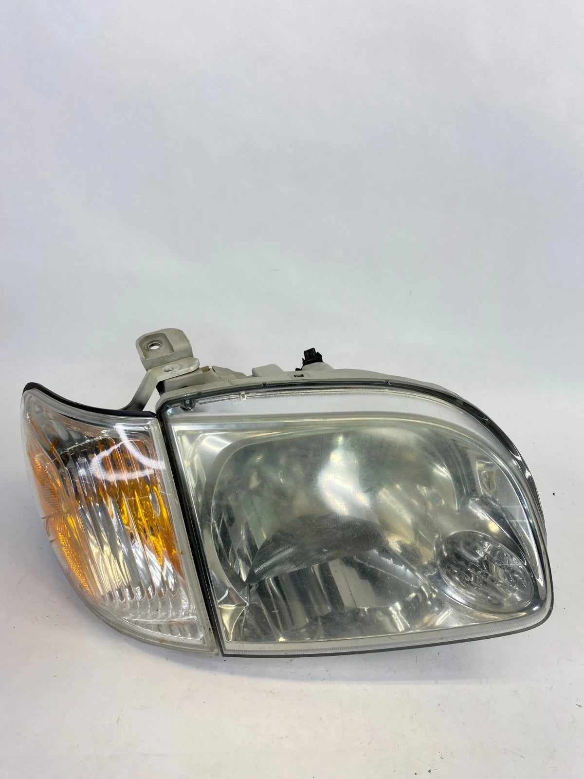 2005 2006 TOYOTA TUNDRA FRONT RIGHT HEADLIGHT HEAD LAMP W/ TURN SIGNAL LIGHT OEM