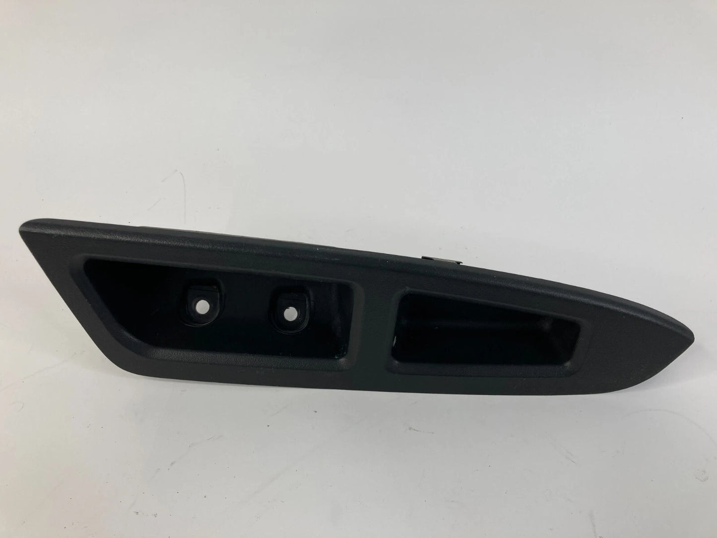2006-2013 CHEVY IMPALA REAR RIGHT SIDE DOOR PULL HANDLE COVER BEZEL 1799354