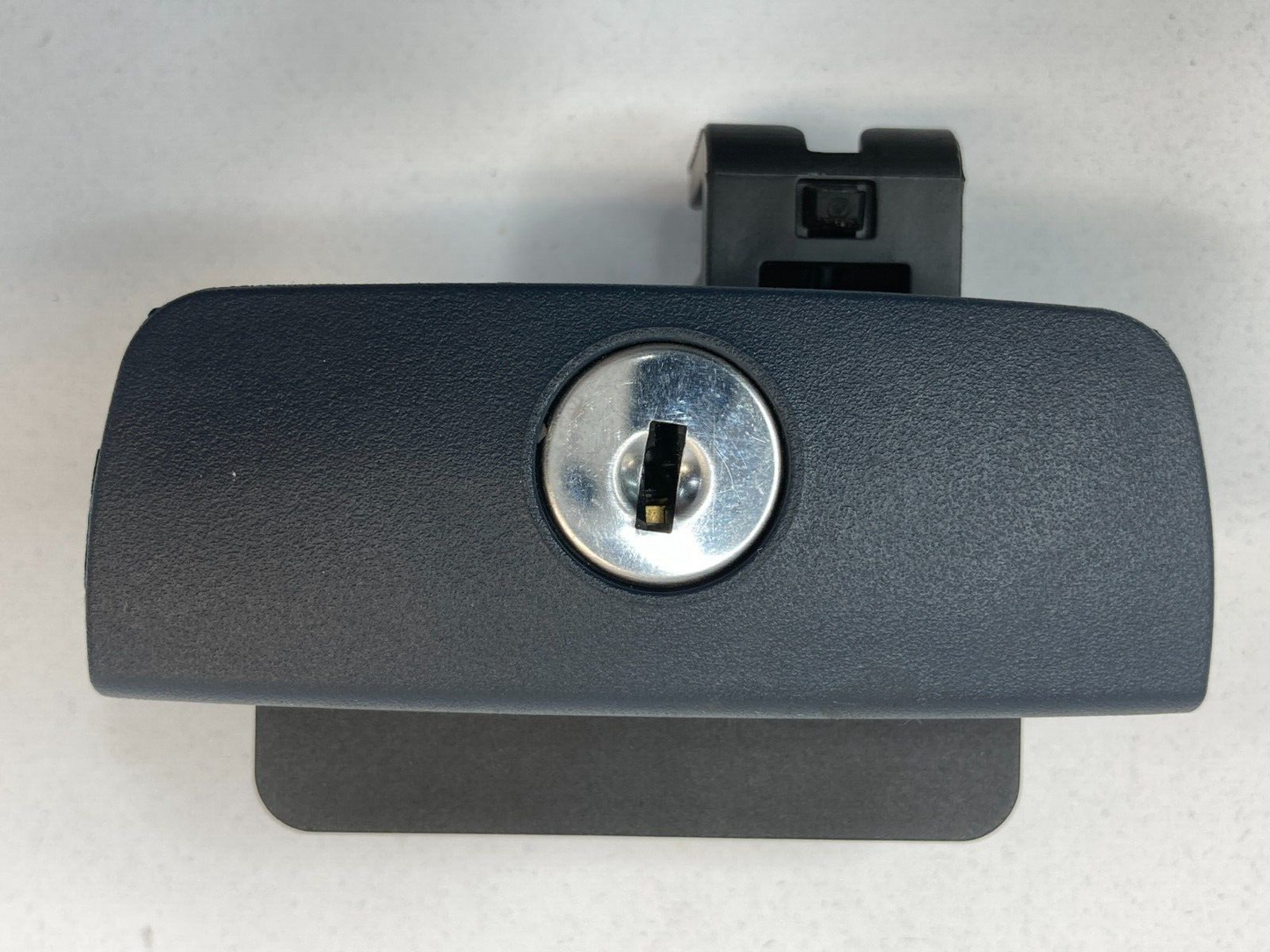 06-11 Cadillac DTS 06-09 Envoy Glove Box Lock Latch Handle Compartment 15296555