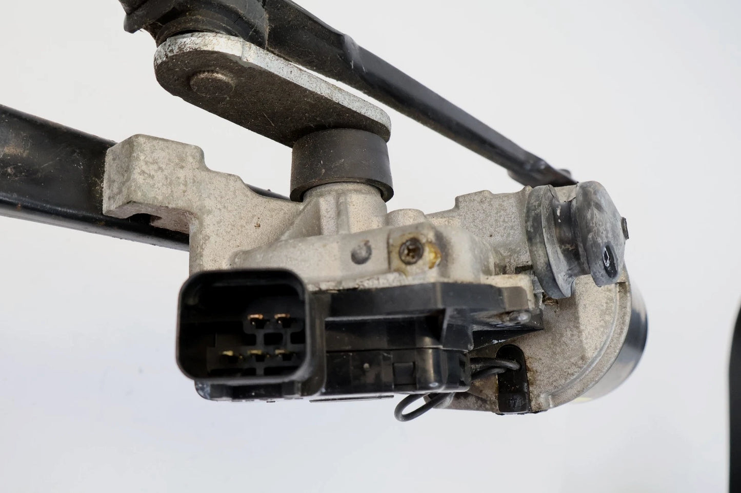 06-11 KIA RIO FRONT WINDSHIELD WIPER MOTOR AND LINKAGE ASSEMBLY OEM 98110-1G000