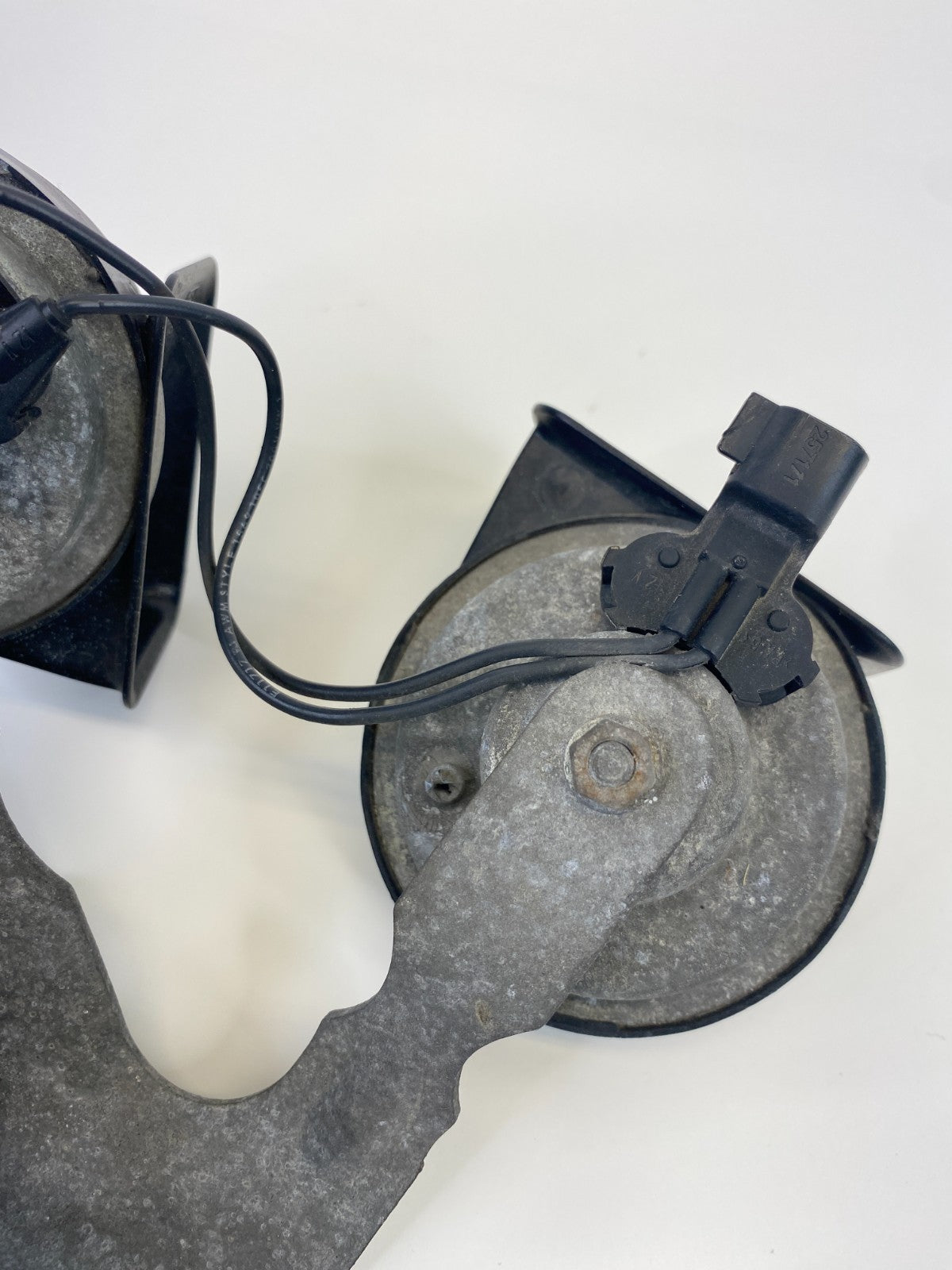 2011-2017 Buick Regal High & Low Tone Note Signal Alarm Horn Pair E355306 OEM