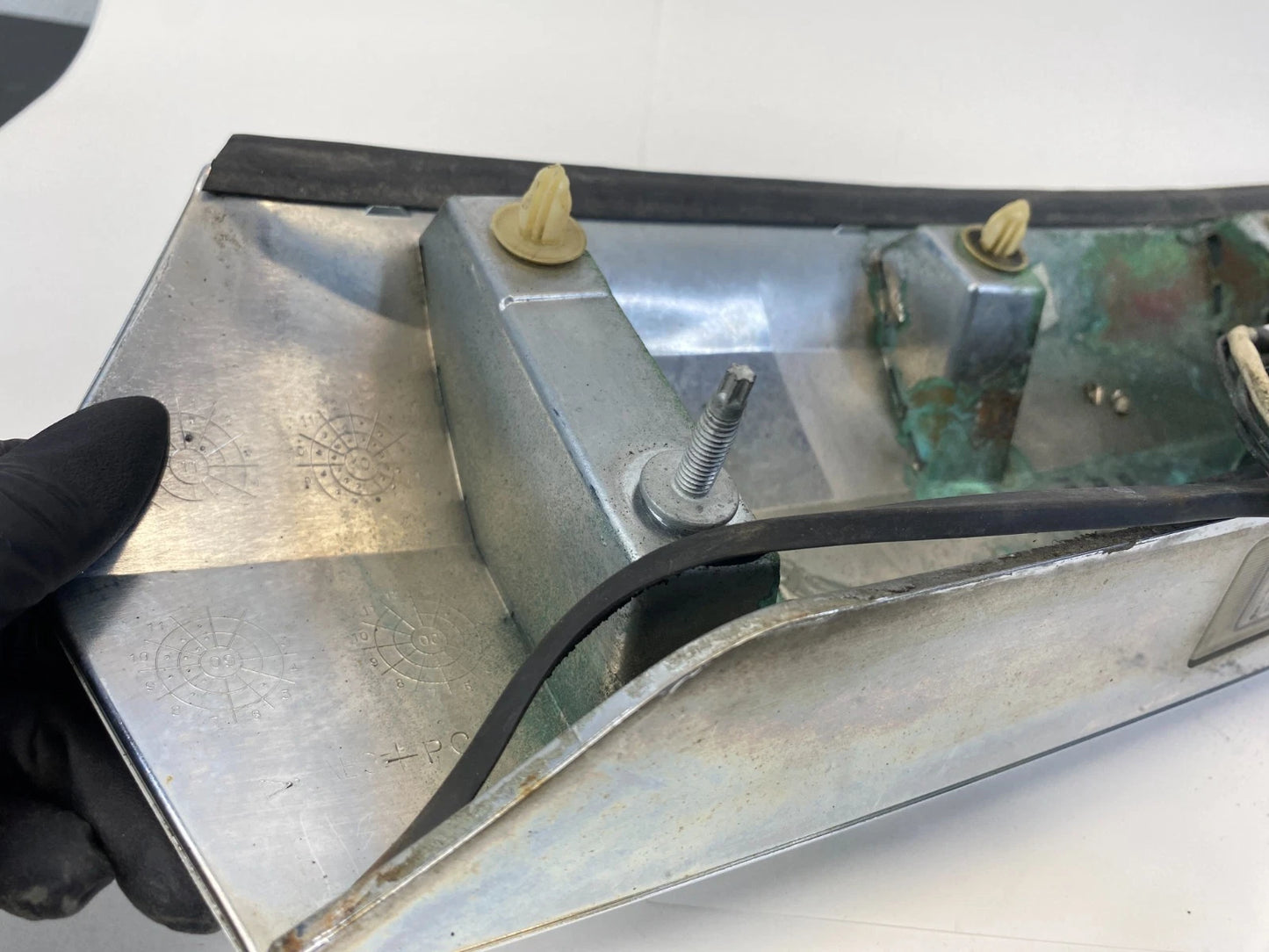 2010-2012 GMC TERRAIN TRUNK LID GARNISH LICENSE PLATE BEZEL MOLDING W/ CAMERA