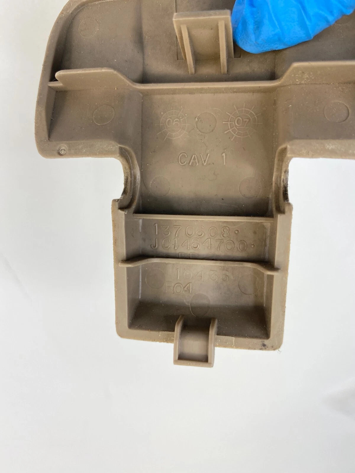2008-2012 BUICK ENCLAVE REAR CHILD SEAT ANCHOR HOOK COVER OEM FACTORY 1370608
