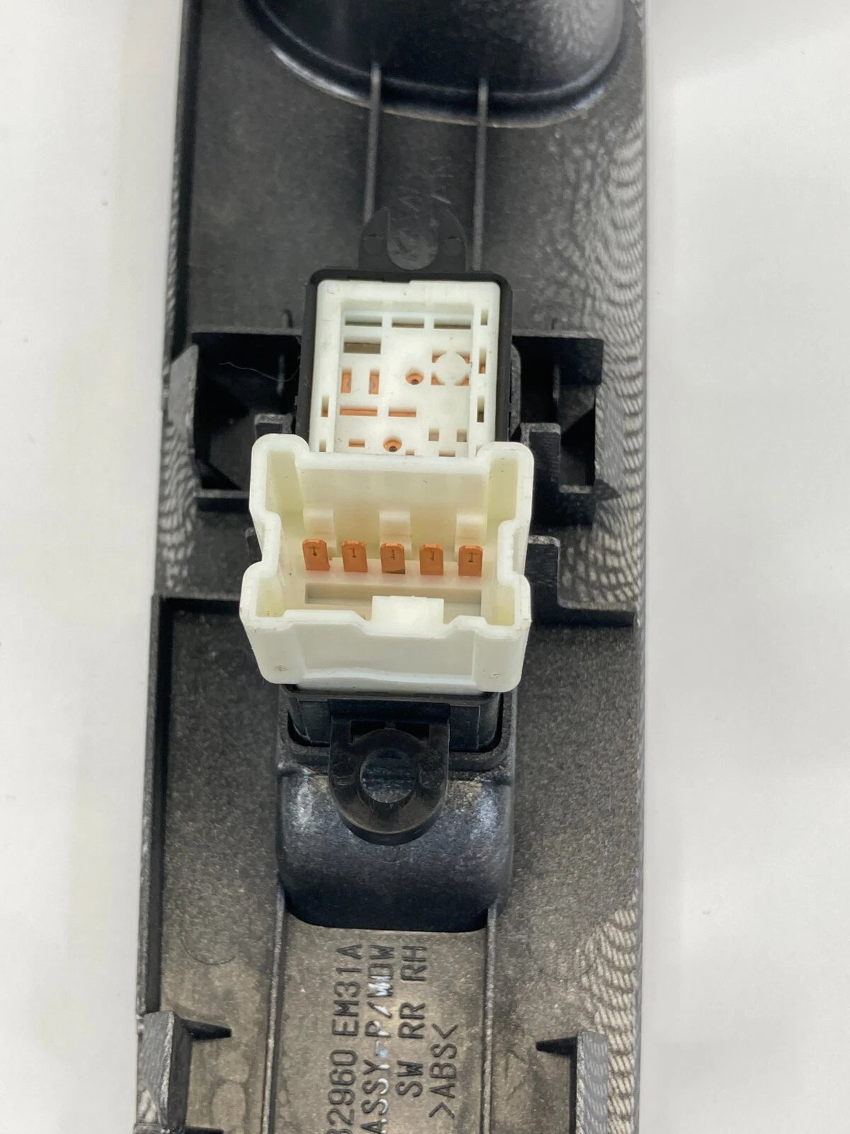2007-2009 NISSAN VERSA REAR RIGHT PASSENGER SIDE WINDOW SWITCH 82960-EM31A