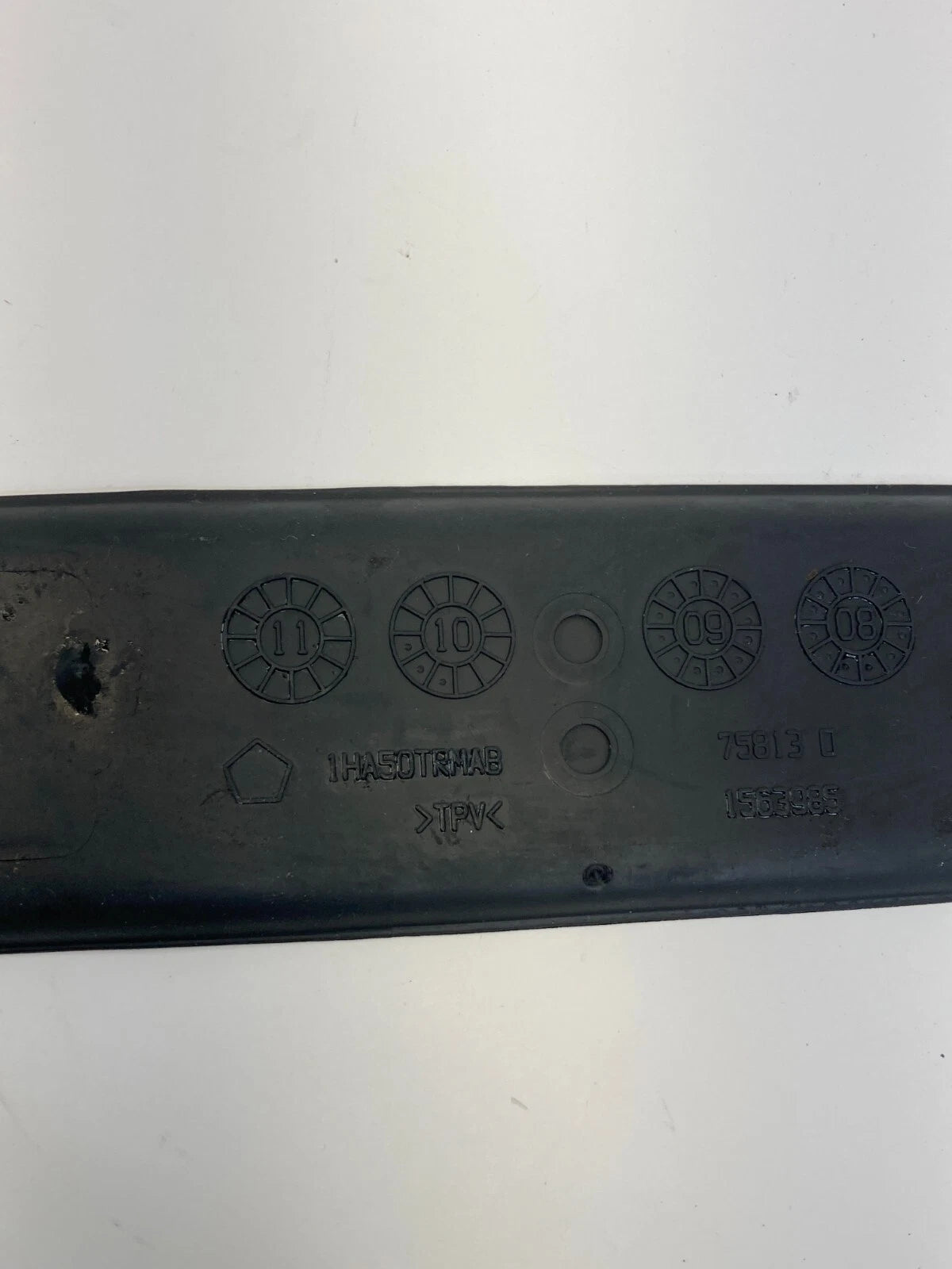 2009-2014 VOLKSWAGEN ROUTAN CENTER CONSOLE LINNER RUBBER MAT 1563985 OEM