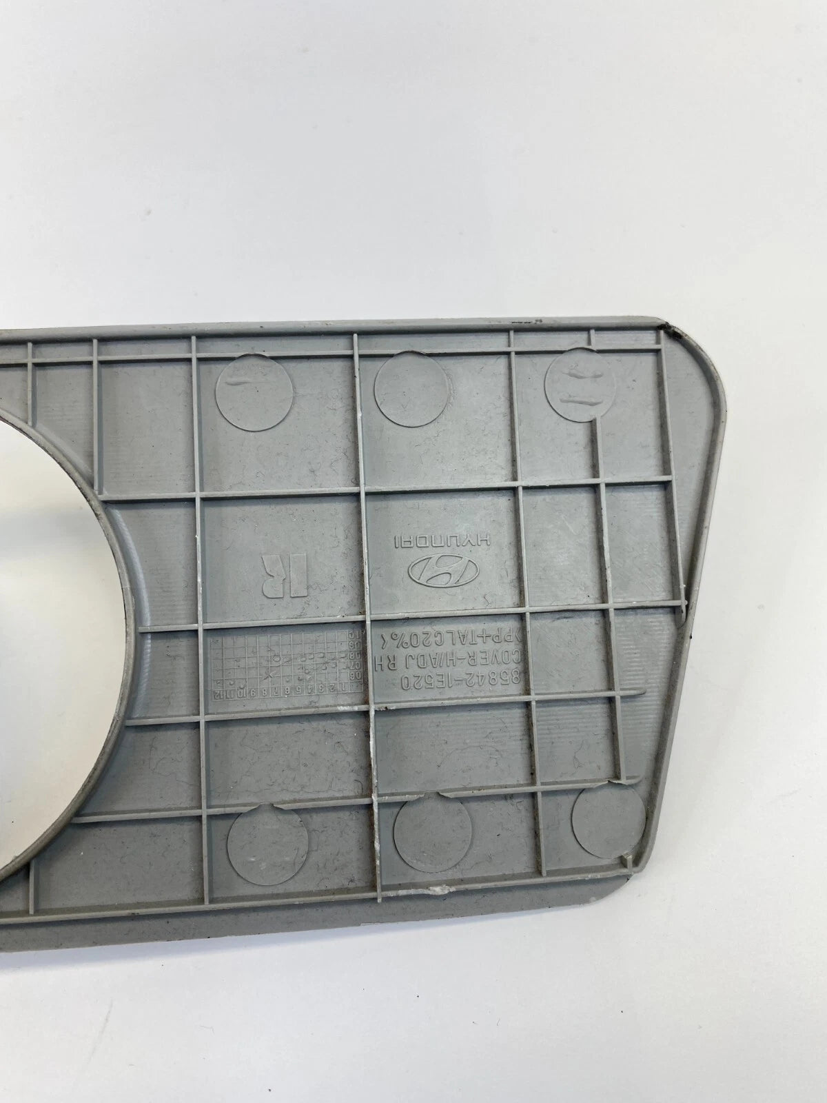 2006-2011 HYUNDAI ACCENT FRONT RIGHT SEAT BELT ADJUSTER COVER TRIM 85842-1E520