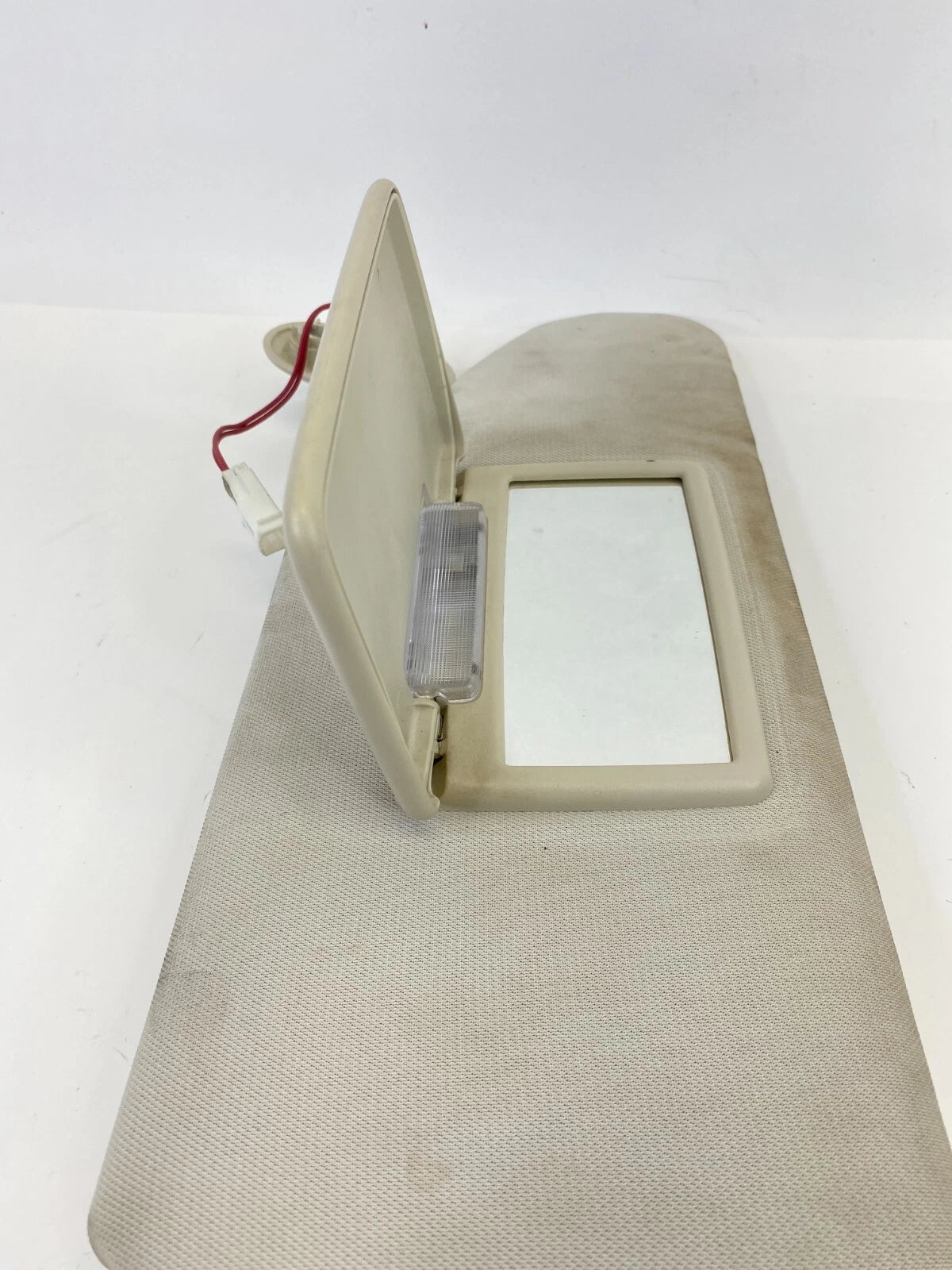 2007-2011 DODGE NITRO RIGHT PASSENGER SIDE SUN VISOR SHADE W/ ILLUMINATION OEM