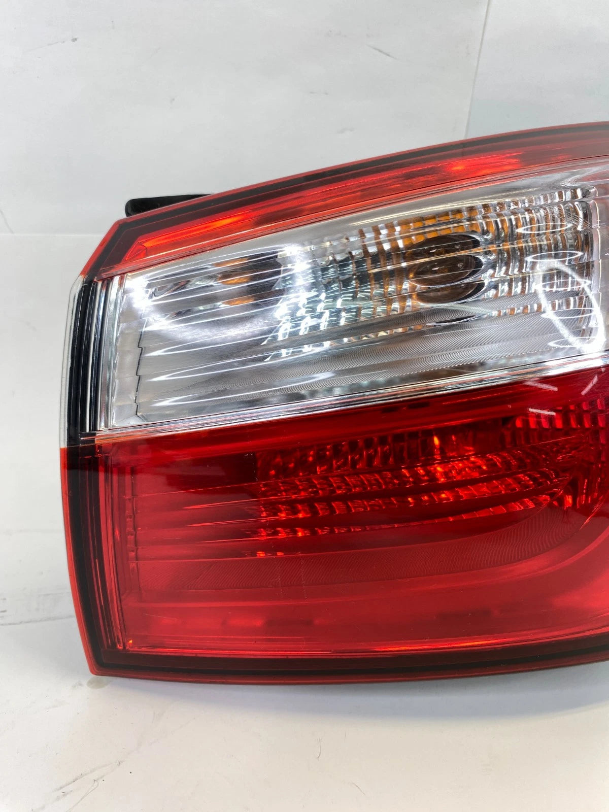 2012-2017 KIA RIO REAR RIGHT PASSENGER OUTER TAIL LIGHT LAMP UNIT 92402-1W0 OEM