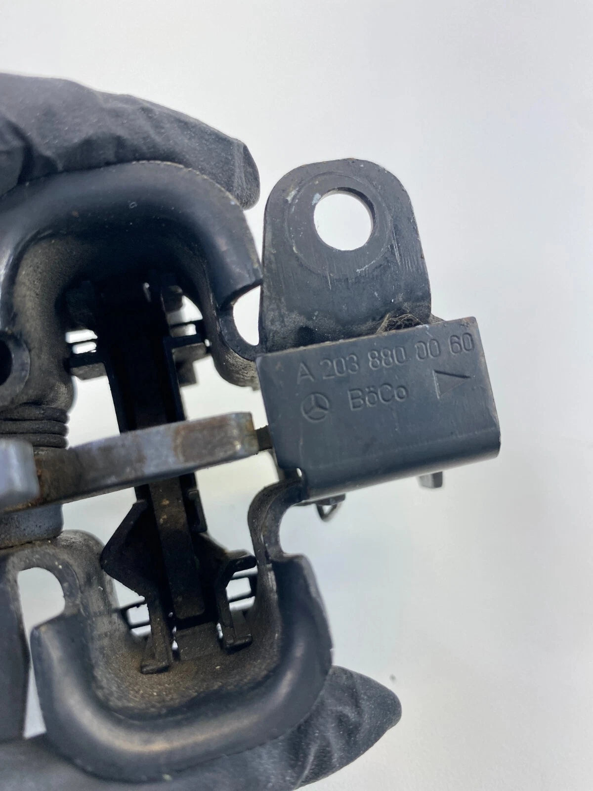 2003-2006 MERCEDES-BENZ E500 FRONT HOOD SIDE LOCK LATCH STRIKER A203-880-00-60