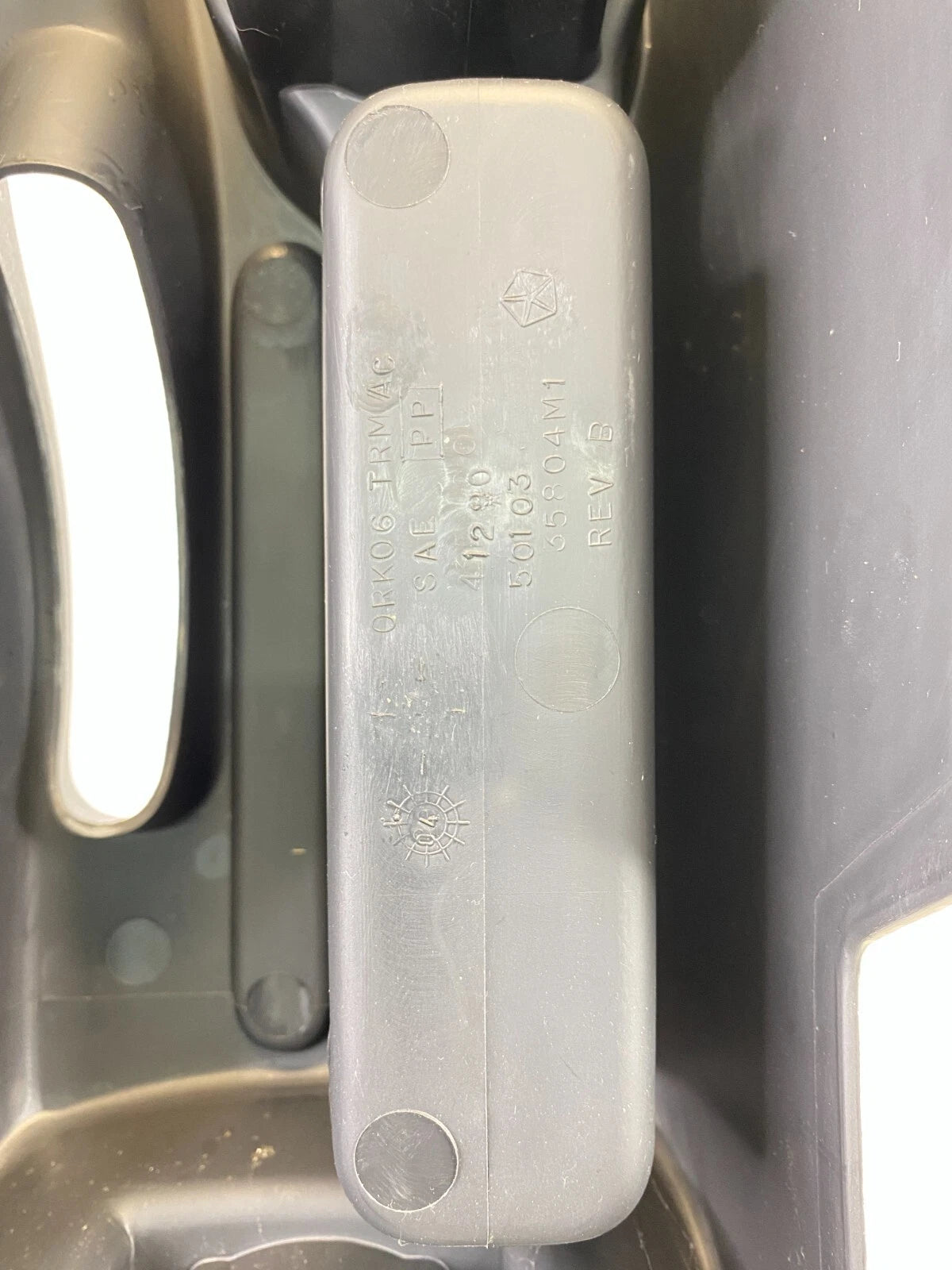 2003-2005 CHRYSLER PT CRUISER FRONT FLOOR CENTER CONSOLE TRIM BEZEL ASSEMBLY OEM