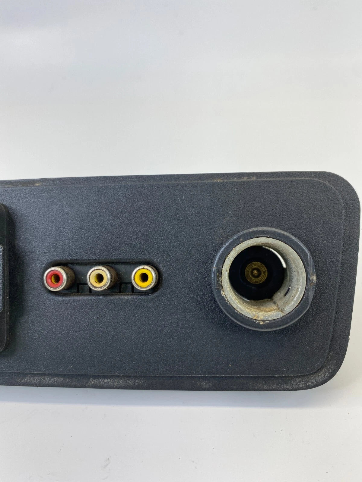 09 10 CHEVROLET TRAVERSE REAR CONSOLE AUDIO VIDEO IMPUT PLUG POWER POWER PORT