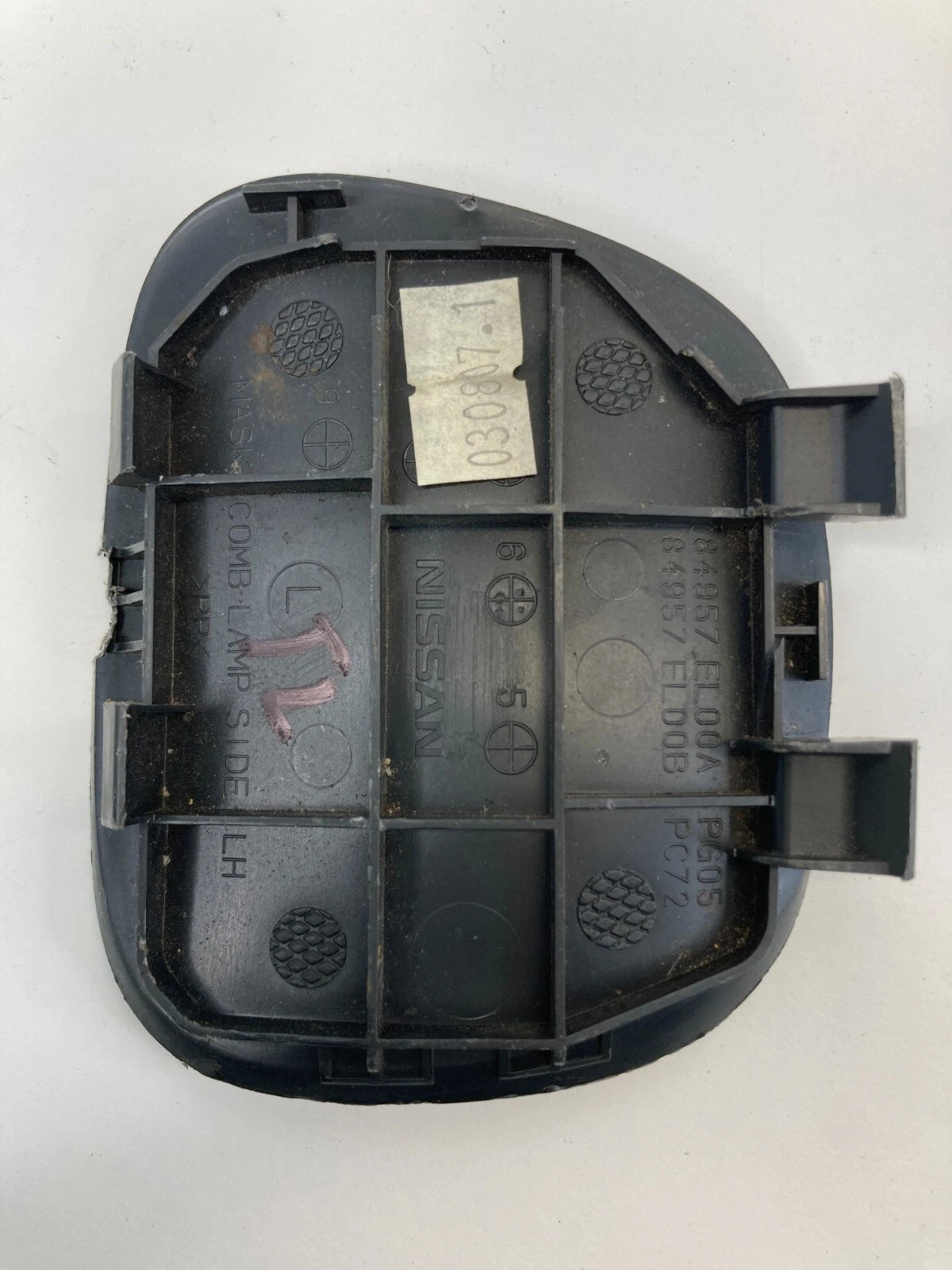07-12 VERSA HTCBK INNER TRUNK AREA LEFT TAILLIGHT MASK ACCESS LID 84957-EL00A