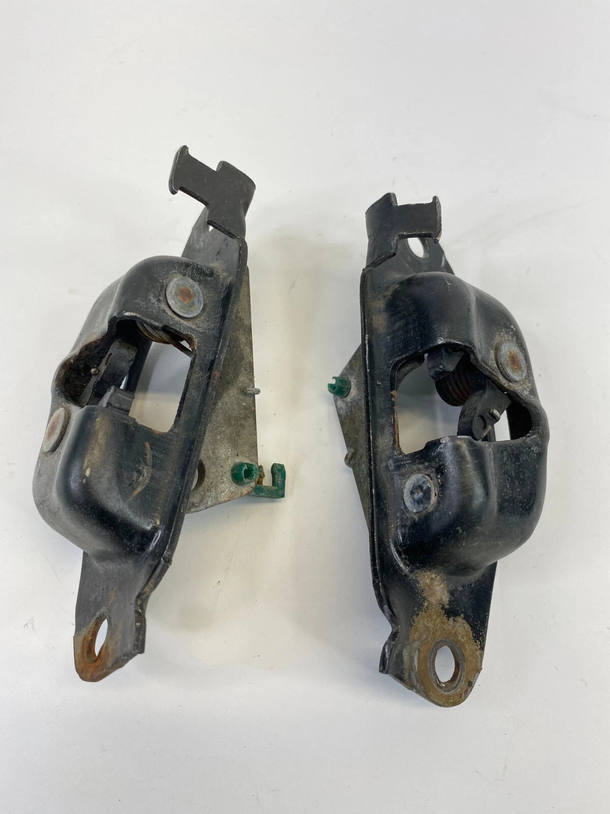2003-2006 CHEVROLET AVALANCHE TAILGATE LATCH STRIKER BOLT ASSEMBLY SET OF 2 OEM