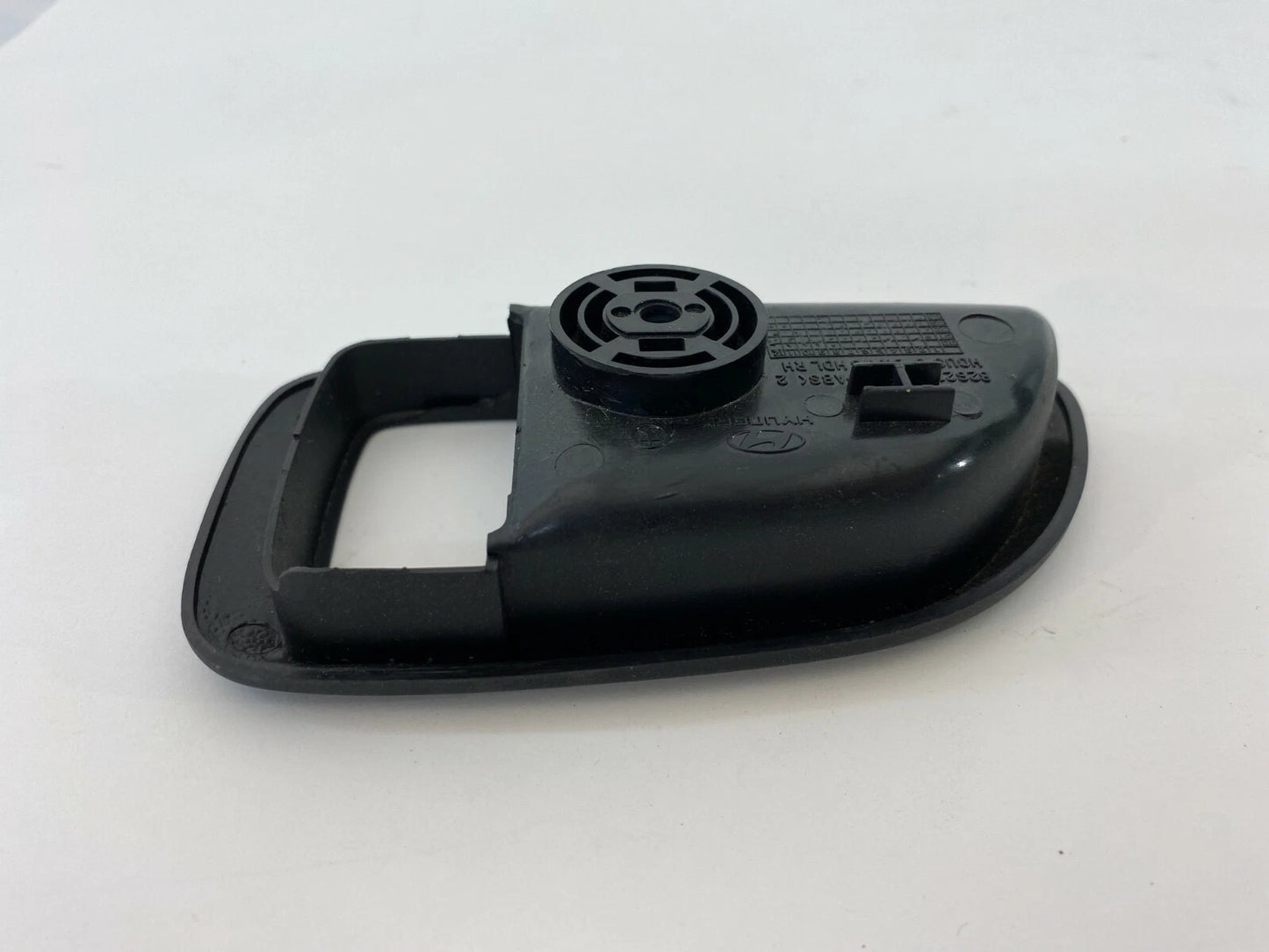 01-06 HYUNDAI SANTA FE FRONT RIGHT SIDE INNER DOOR HANDLE BEZEL TRIM 82621-26000