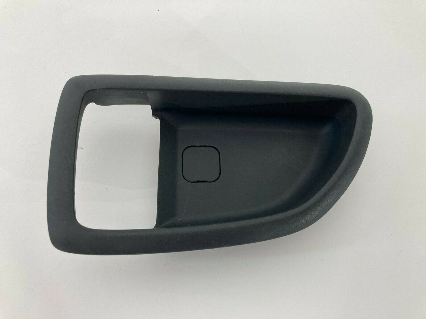 2003-2009 Kia Sorento Front Left Side Inner Door Handle Bezel Cover 82612-3E000