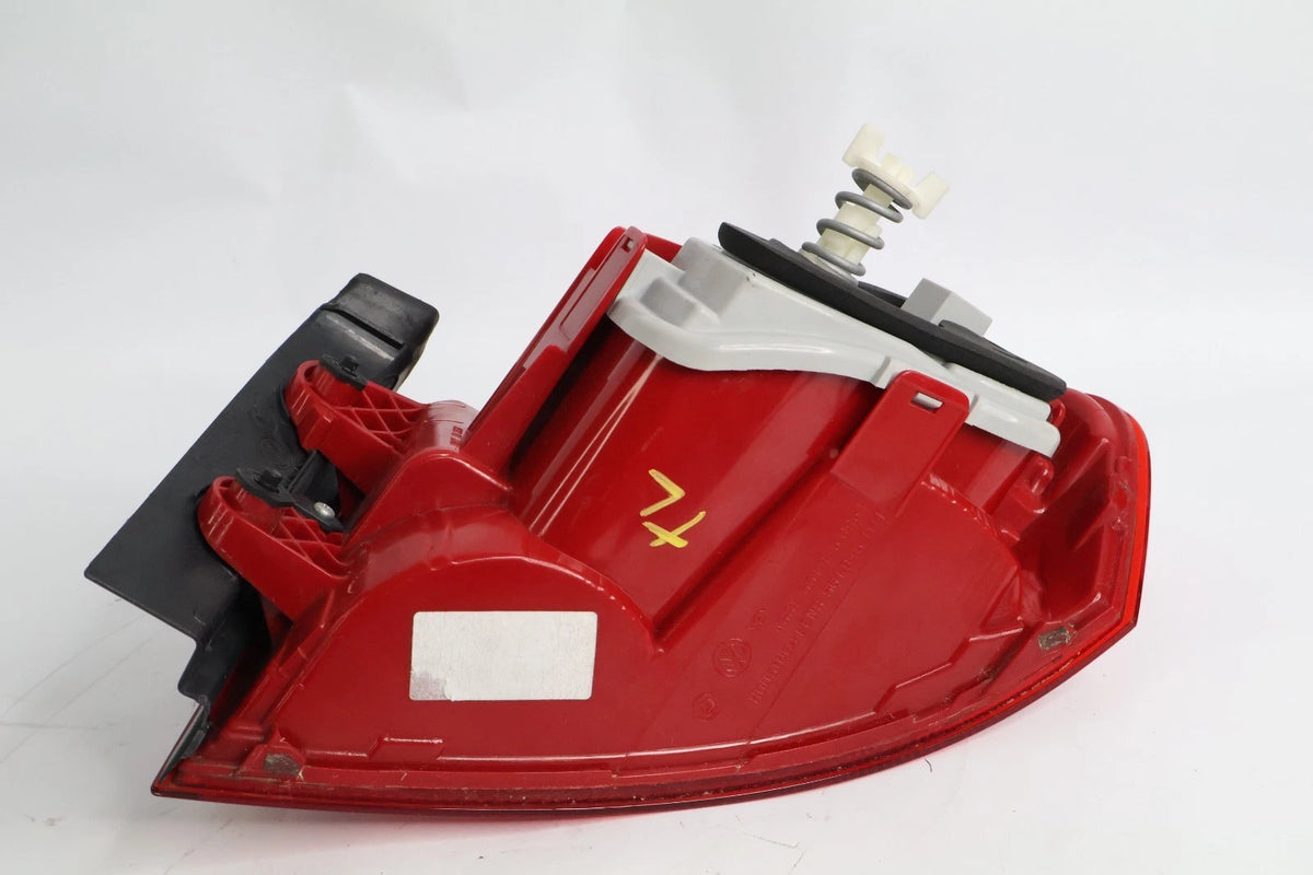 2012-2015 VOLKSWAGEN PASSAT OUTER LEFT DRIVER TAILLIGHT LAMP HALOGEN 561945095