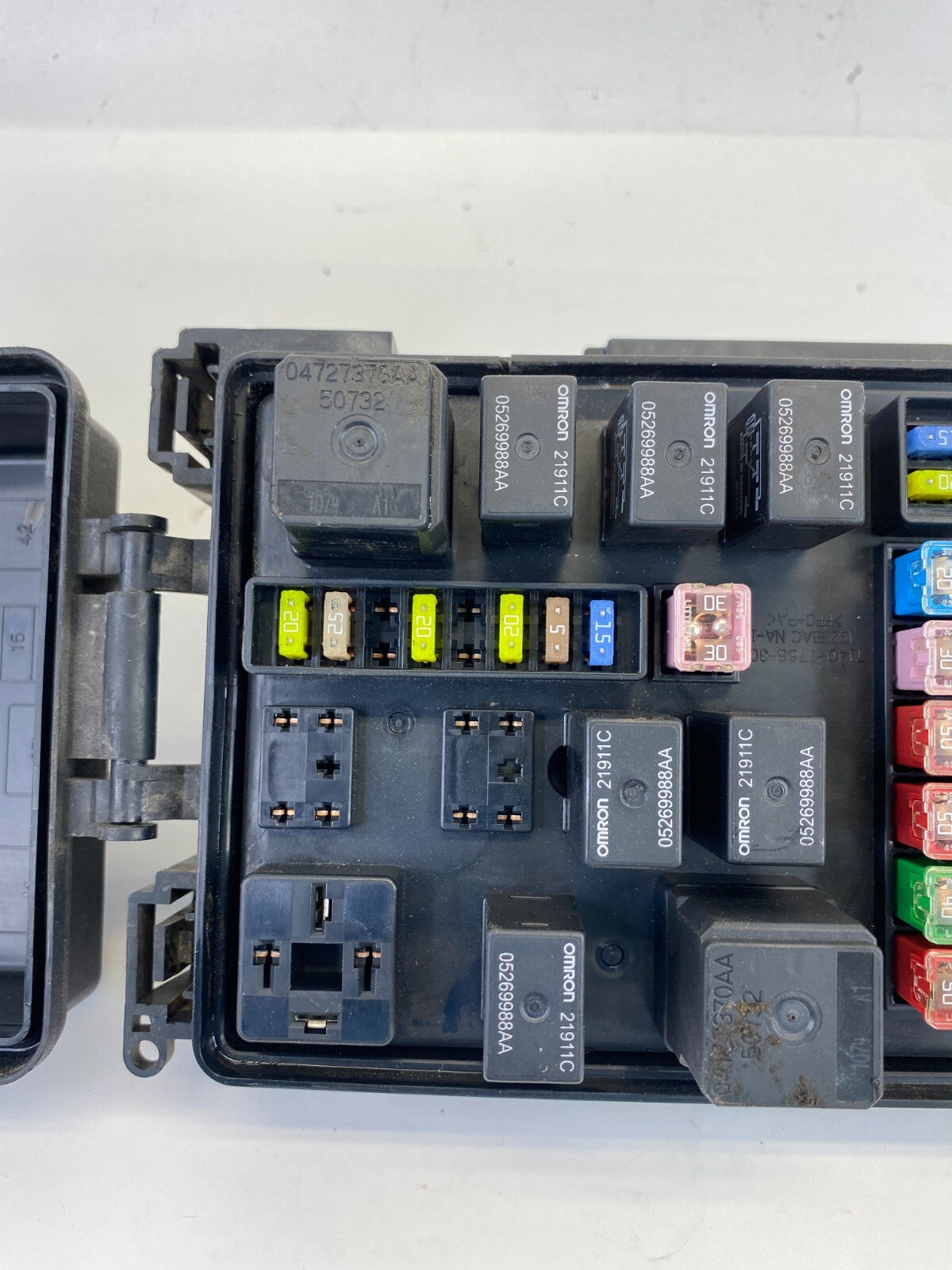 2005 Dodge Magnum 3.5L Fuse Box Relay Box Compartment w/ Cap 7140-1914-30 OEM