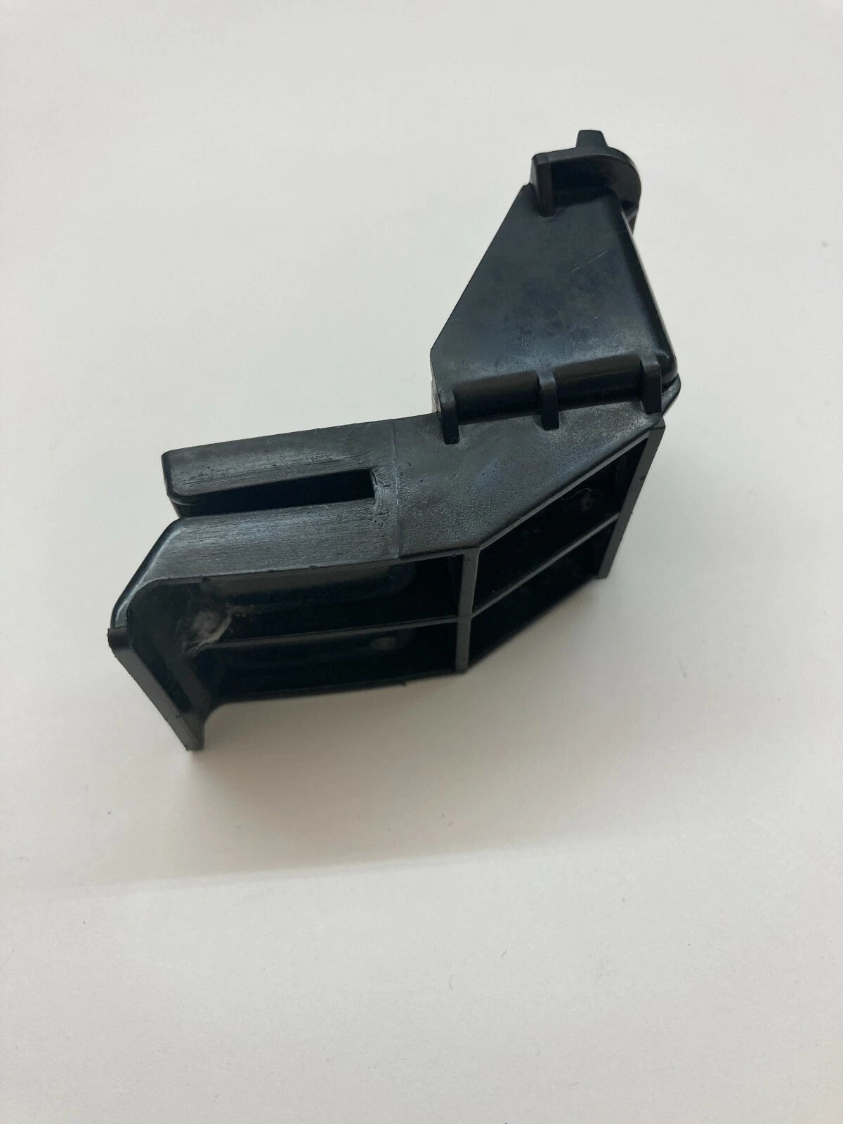 2005-2007 SCION TC REAR PASSENGER RIGHT RR TAILLIGHT BRACKET SUPPORT MOUNT OEM