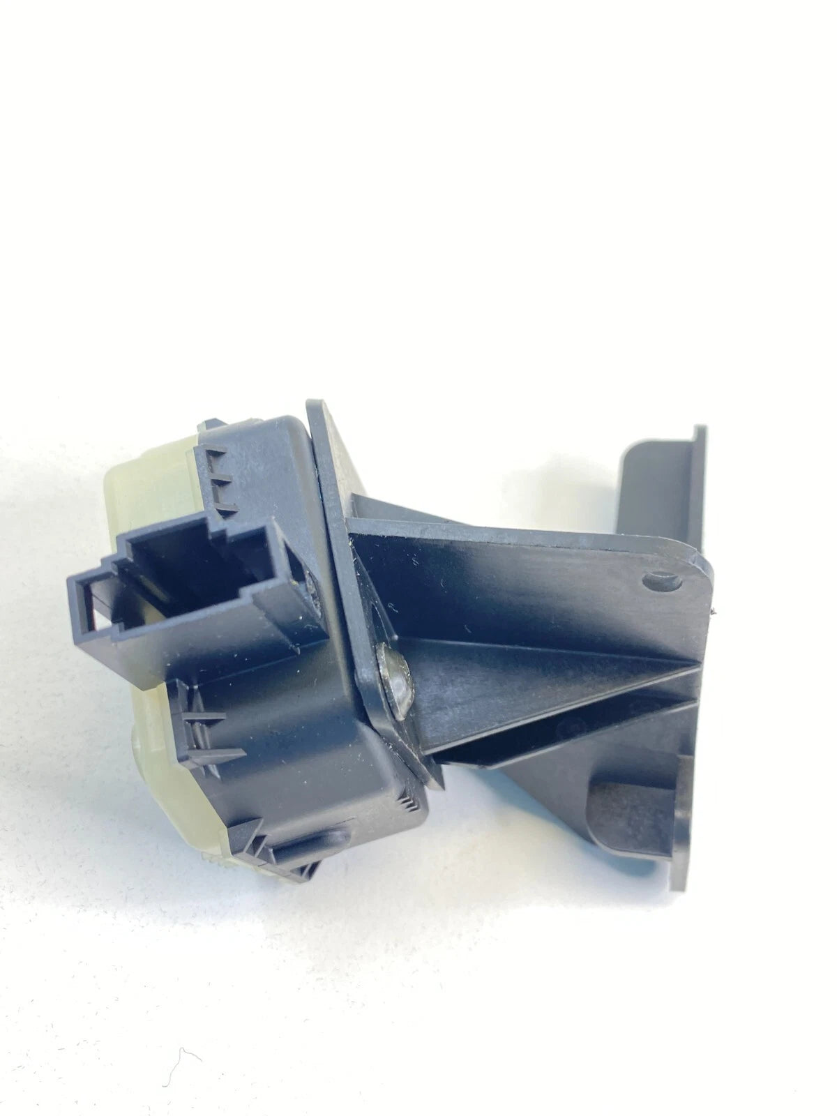 2004-2006 MERCEDES-BENZ E500 04 05 E320 FUEL FILLER DOOR LOCK ACTUATOR BRACKET