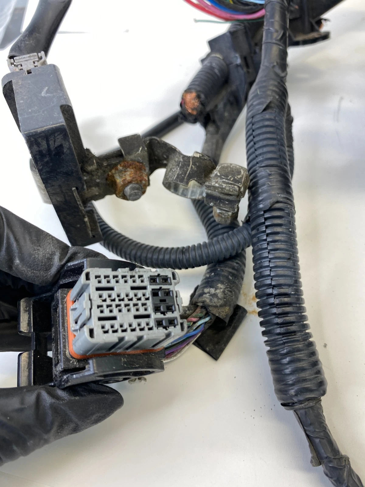 2013-2015 NISSAN ALTIMA 2.5L ENGINE COMPARTMENT FUSE BOX W/ BATTERY TERMINAL OEM