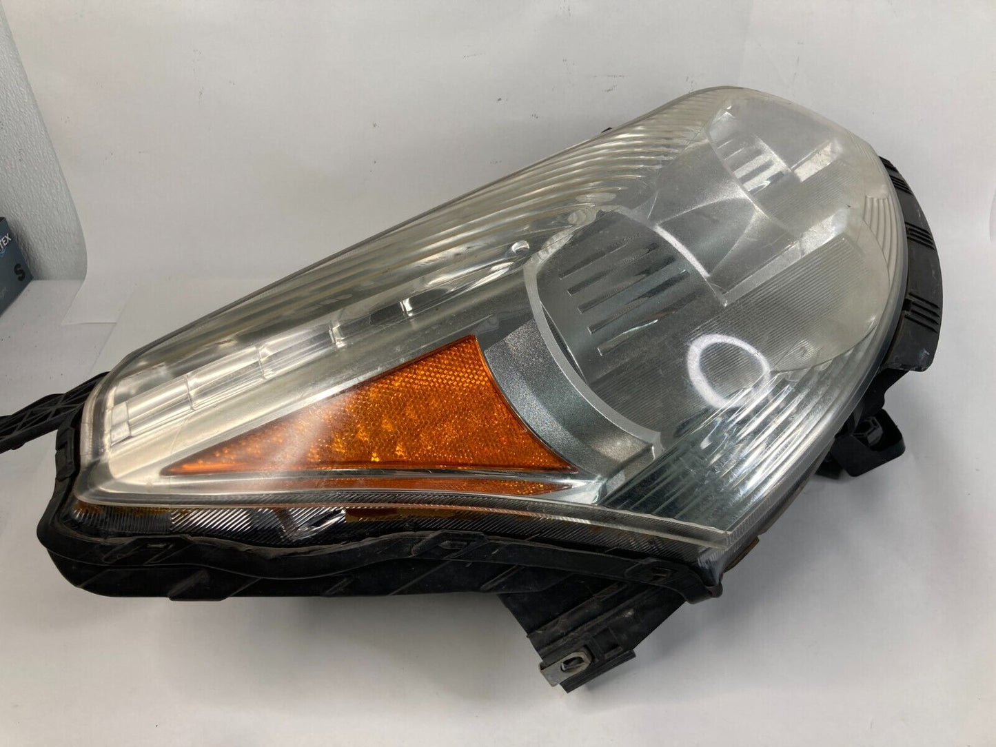 2009-2012 Chevrolet Traverse Right Passenger Side Headlight Headlamp 20840410