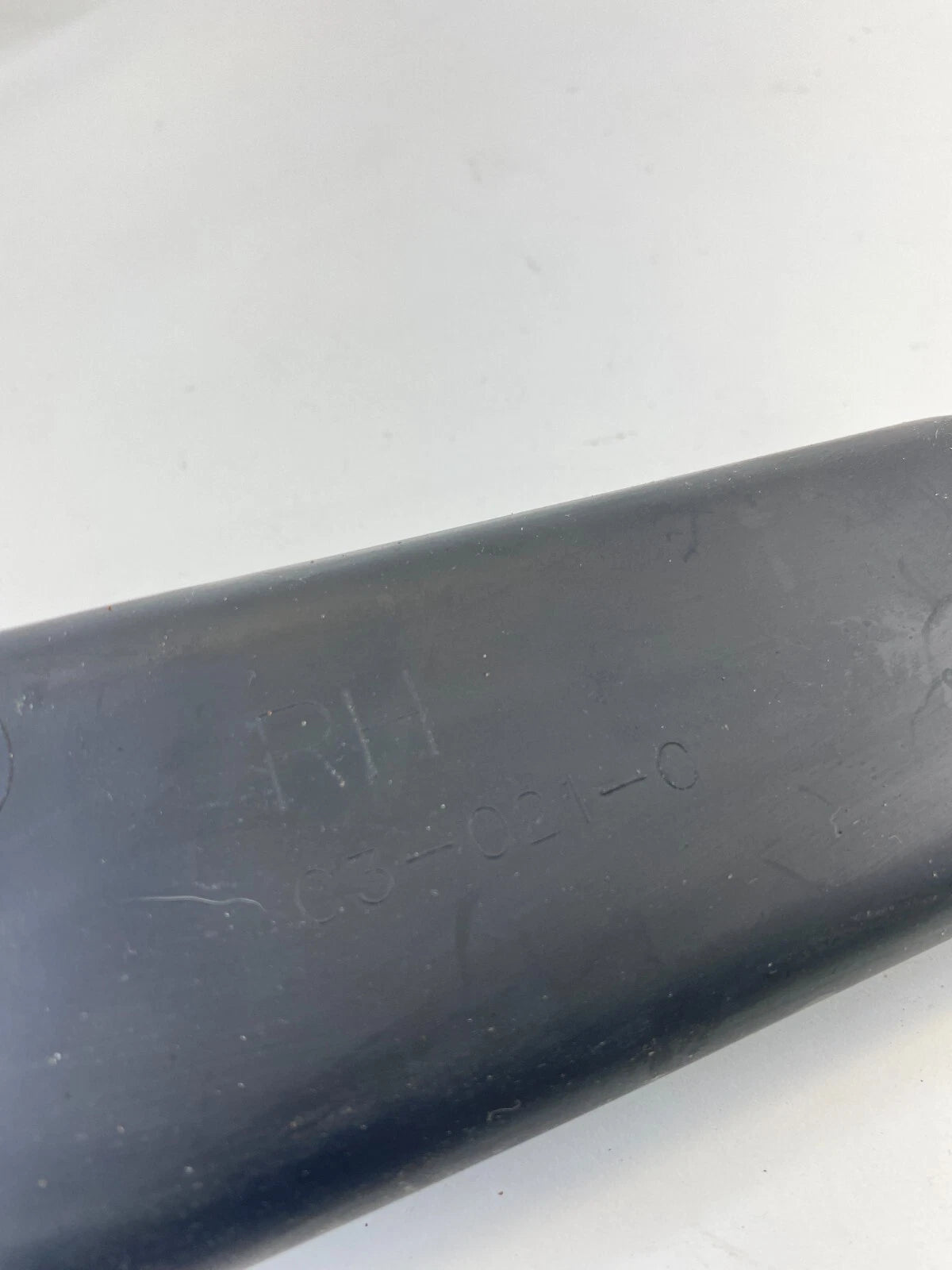 2004-2006 CADILLAC SRX RIGHT SIDE MOLDING TRIM INSER MAT ASSEMBLY OEM