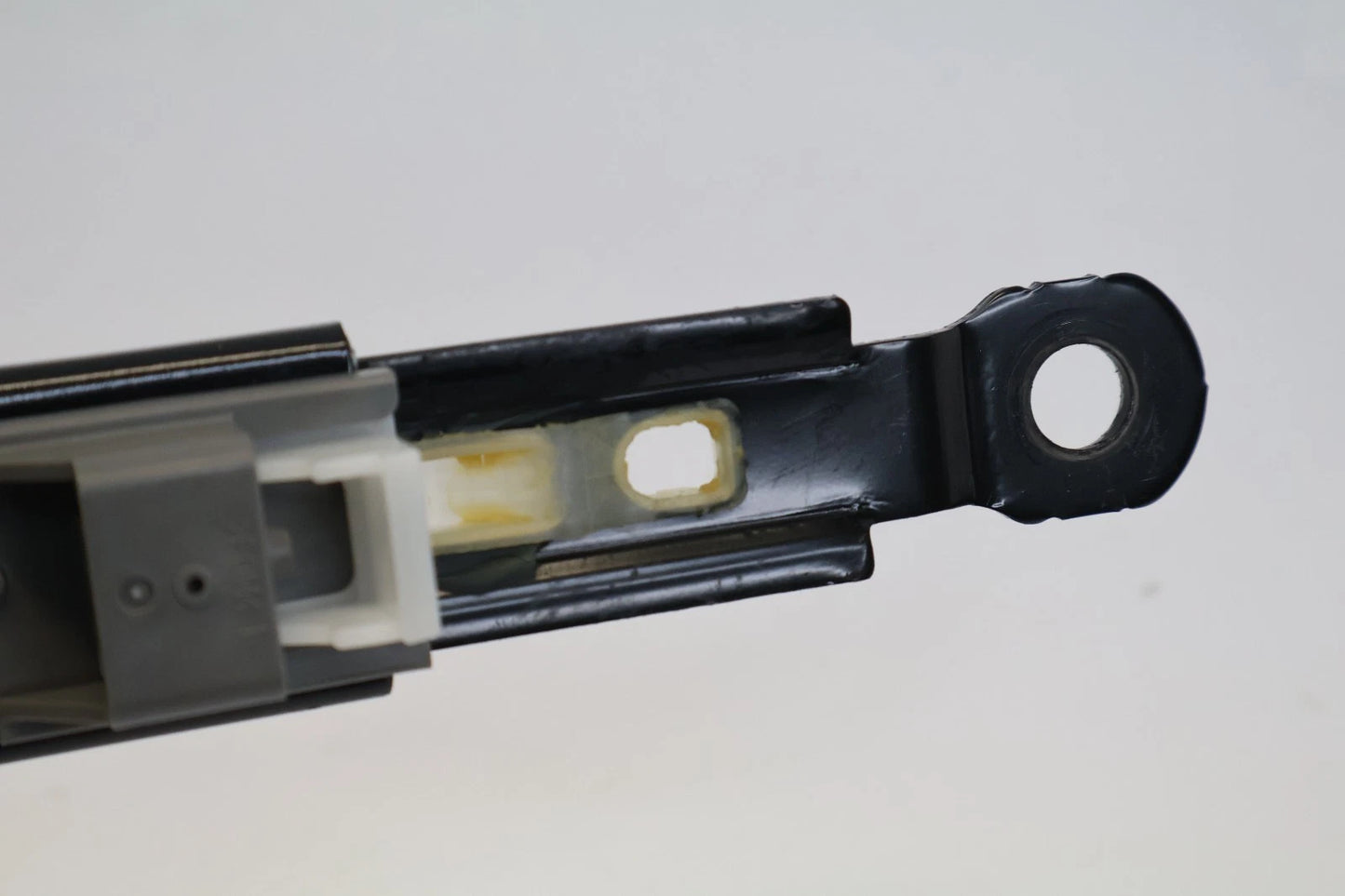 2012-2017 HYUNDAI ACCENT FRONT RIGHT PASSENGER SIDE SEAT BELT HEIGHT ADJUSTER