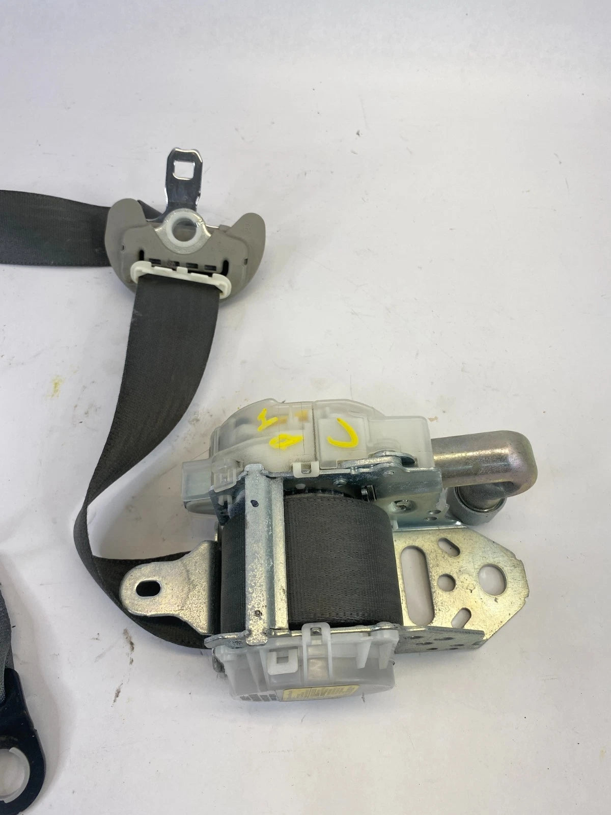 2009-2015 TOYOTA VENZA FRONT RIGHT PASSENGER SEAT BELT RETRACTOR GRAY OEM