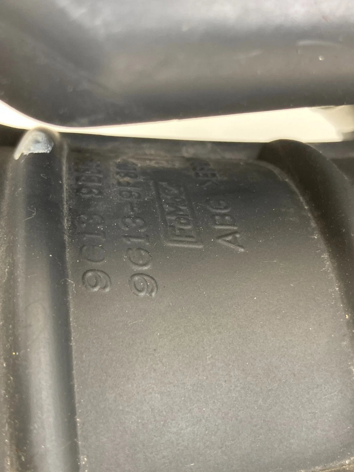 2009-2012 FORD FLEX LINCOLN MKS ENGINE AIR INTAKE RESONATOR HOSE DUCT TUBE OEM