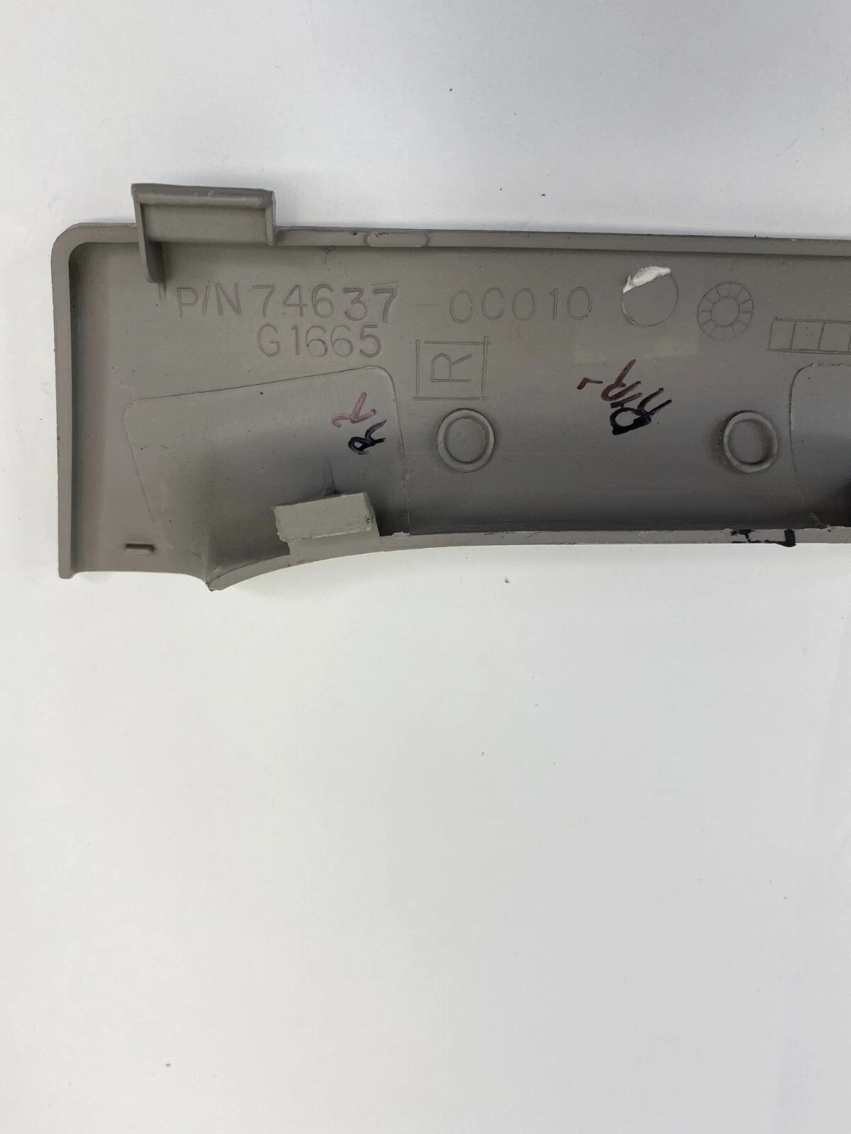 2001-2006 TOYOTA SEQUOIA REAR RIGHT B-PILLAR GRAB HANDLE TRIM COVER 74637-0C010