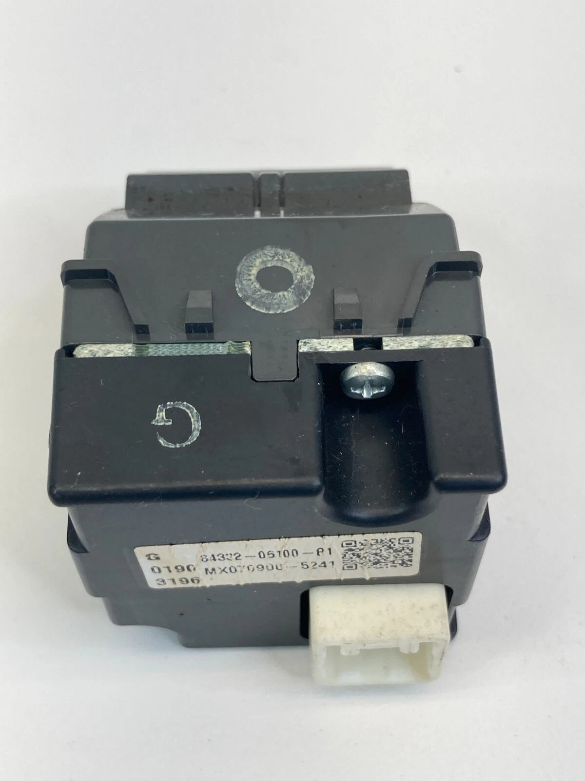 2007-2011 TOYOTA CAMRY FRONT DASH EMERGENCY HAZARD WARNING SWITCH 8433206100B1