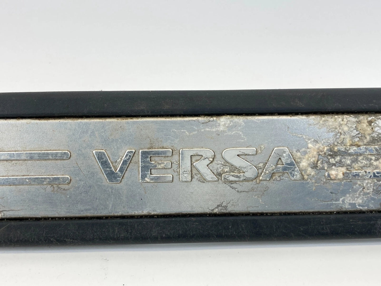 2007-2012 NISSAN VERSA REAR RIGHT DOOR STEP KICKING SCUFF SILL PLATE 769B2-EM00A