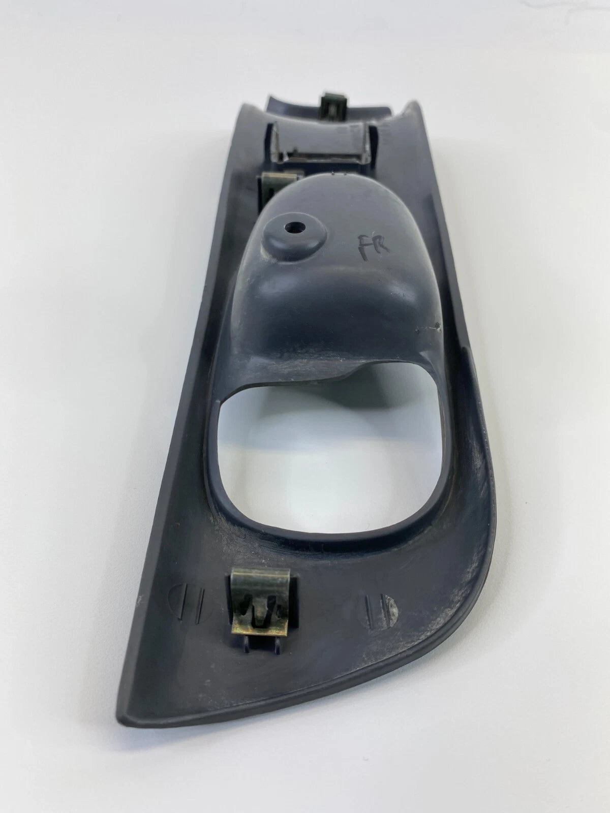 1997-2005 BUICK CENTURY FRONT RIGHT INNER DOOR HANDLE BEZEL TRIM COVER 10279858