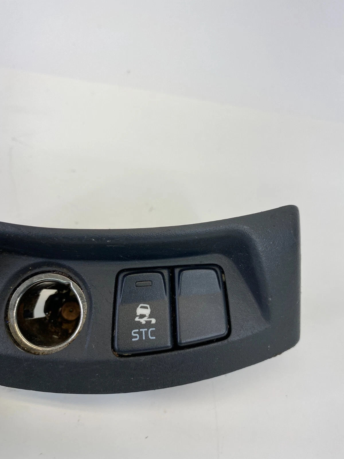 04-07 VOLVO S40 CENTER CONSOLE TRACTION SWITCH POWER OUTLET W/ BEZEL 8685380 OEM