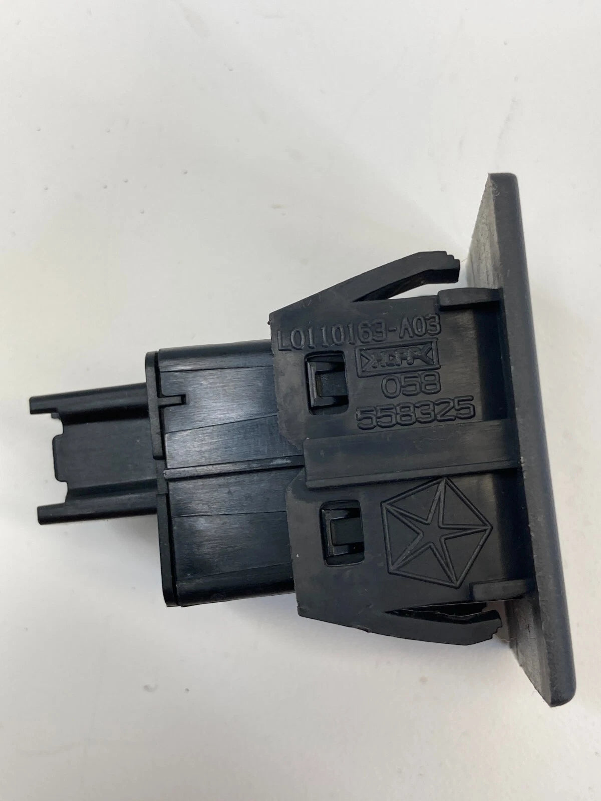 08-10 CHRYSLER TOWN & COUNTRY POWER INVERTER SWITCH BUTTON W/ TRIM L0110163A03