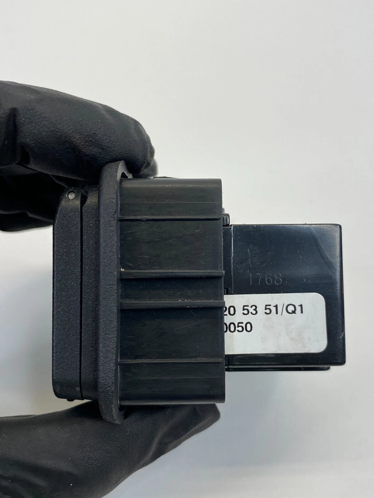 2006-2011 MERCEDES-BENZ ML350 POWER OUTLET PLUG SOCKET ASSY 000-820-53-51 OEM