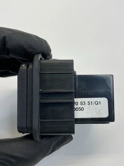 2006-2011 MERCEDES-BENZ ML350 POWER OUTLET PLUG SOCKET ASSY 000-820-53-51 OEM