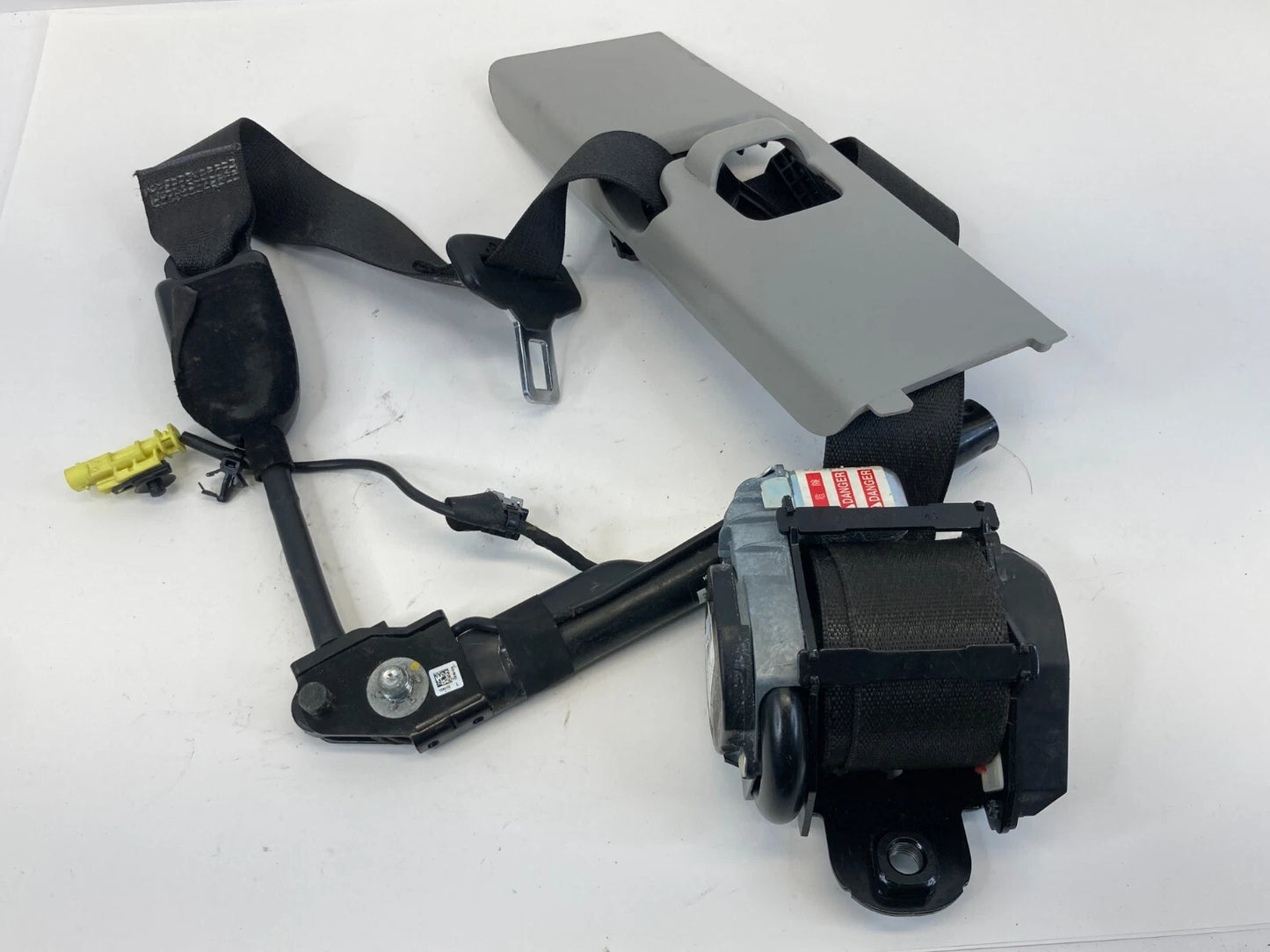 11-16 CHEVROLET CRUZE FRONT LEFT DRIVER SEAT BELT RETRACTOR W/ COVER 15903263